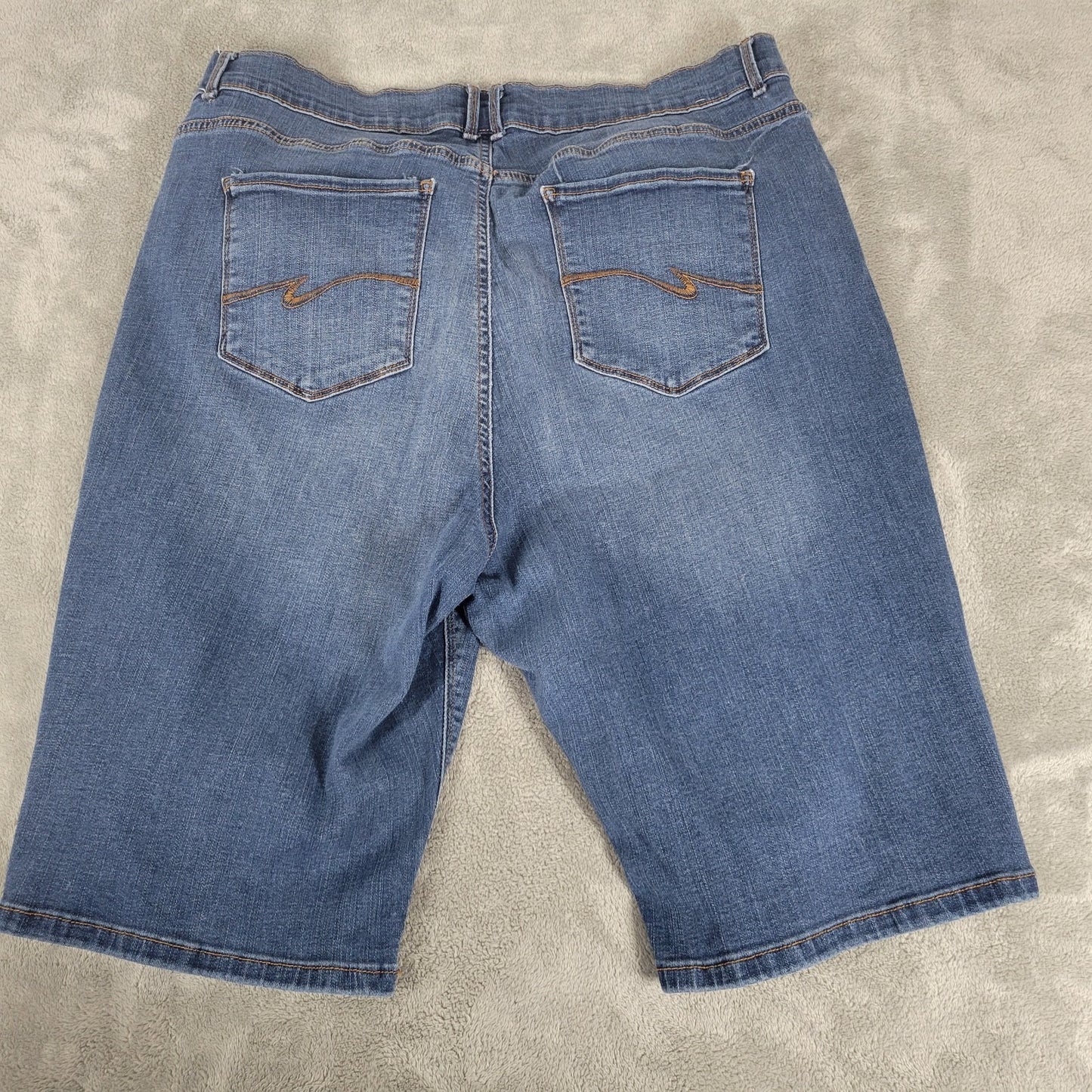 Lee Womens Shorts 20W Plus Medium Blue Denim Modern Series Mid Rise Fit Comfy