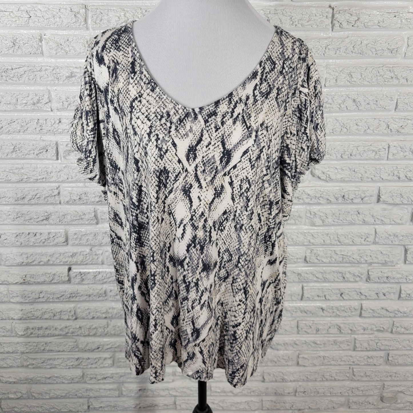 Maurices 24 7 Womens Top 2 2X Plus Cap Sleeve Comfy Black White Animal Print