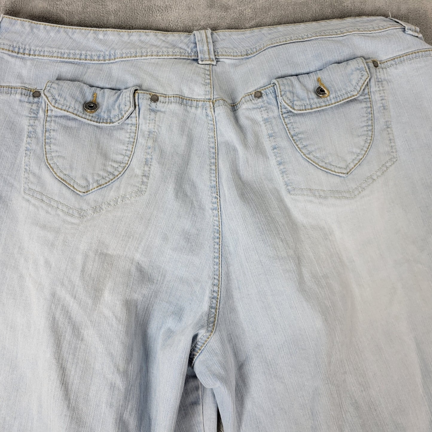 Gloria Vanderbilt Womens Shorts 22W Plus Light Blue Denim Stretchy Cuffs Comfy