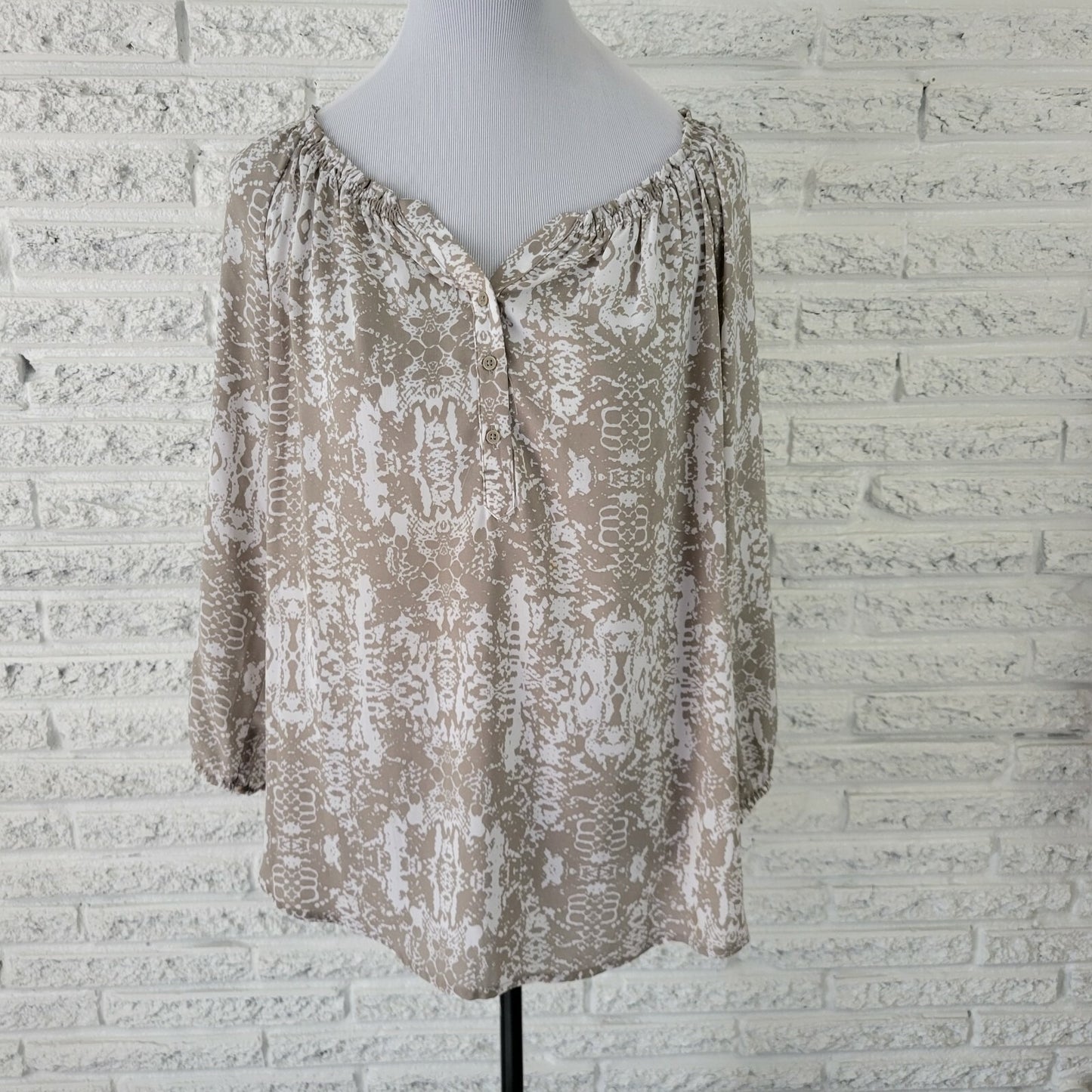 Apt 9 Women Top Extra Large 3/4 Elastic Sleeve Gray Animal Print Casual Comfy