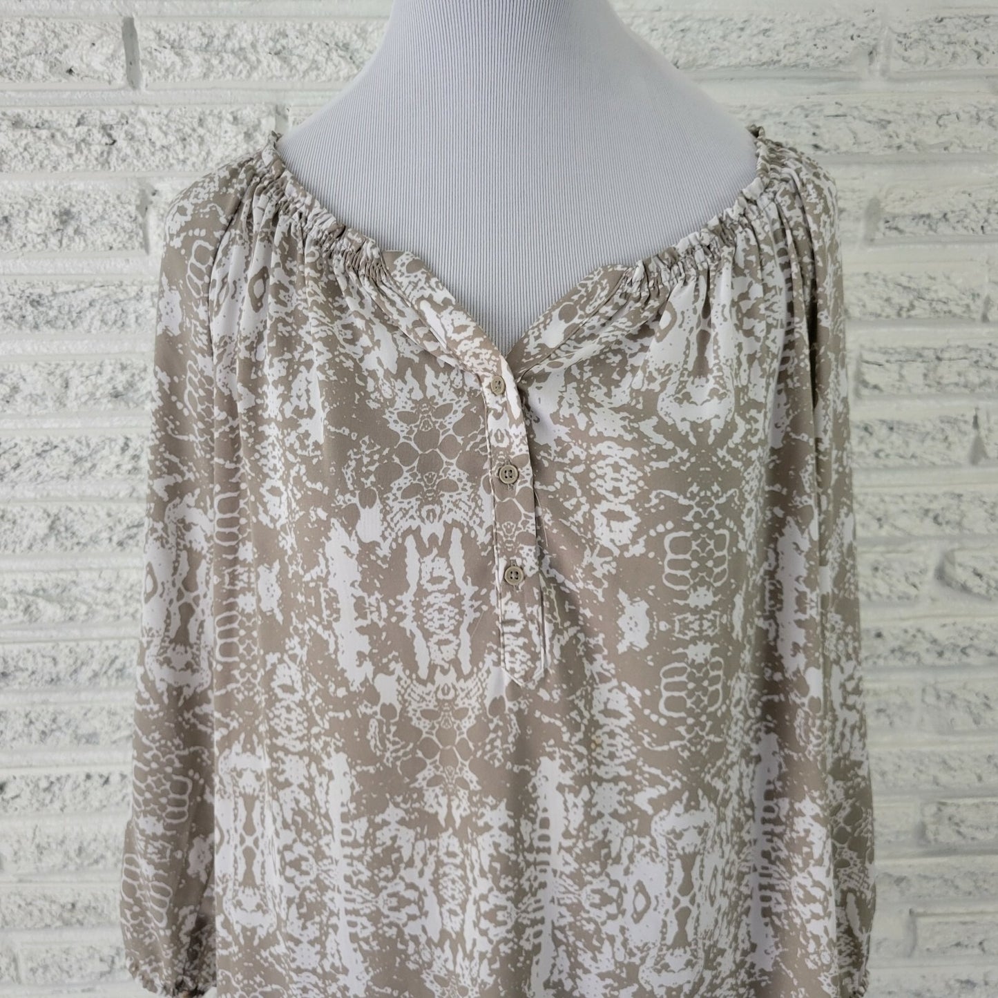 Apt 9 Women Top Extra Large 3/4 Elastic Sleeve Gray Animal Print Casual Comfy