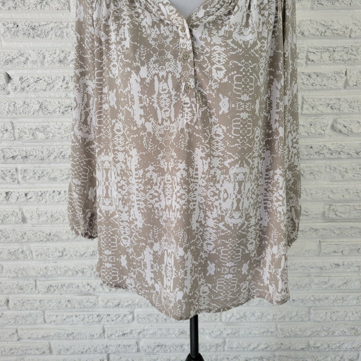 Apt 9 Women Top Extra Large 3/4 Elastic Sleeve Gray Animal Print Casual Comfy