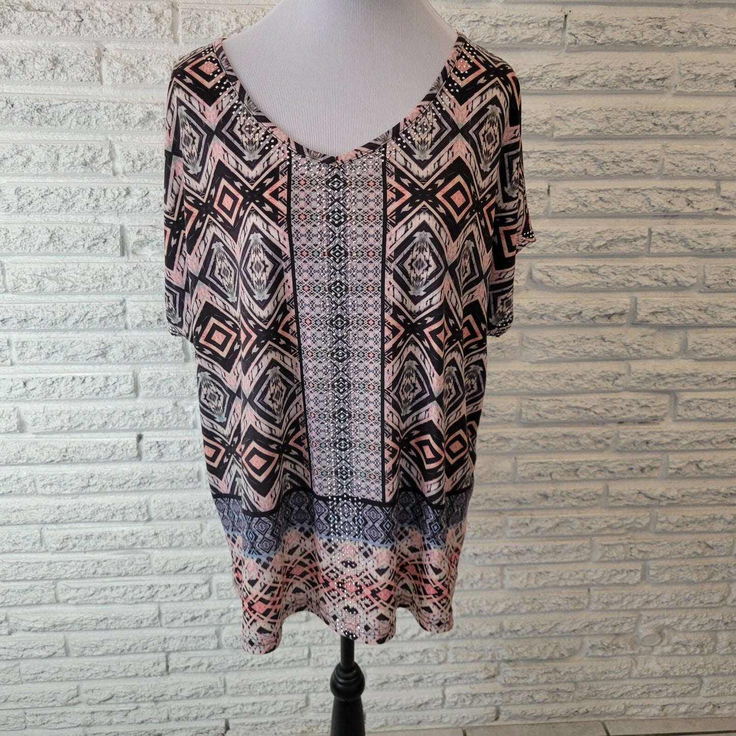 Gloria Vanderbilt Womens Top 1X Plus Tee Cap Sleeve Pink Black Geometric Studded