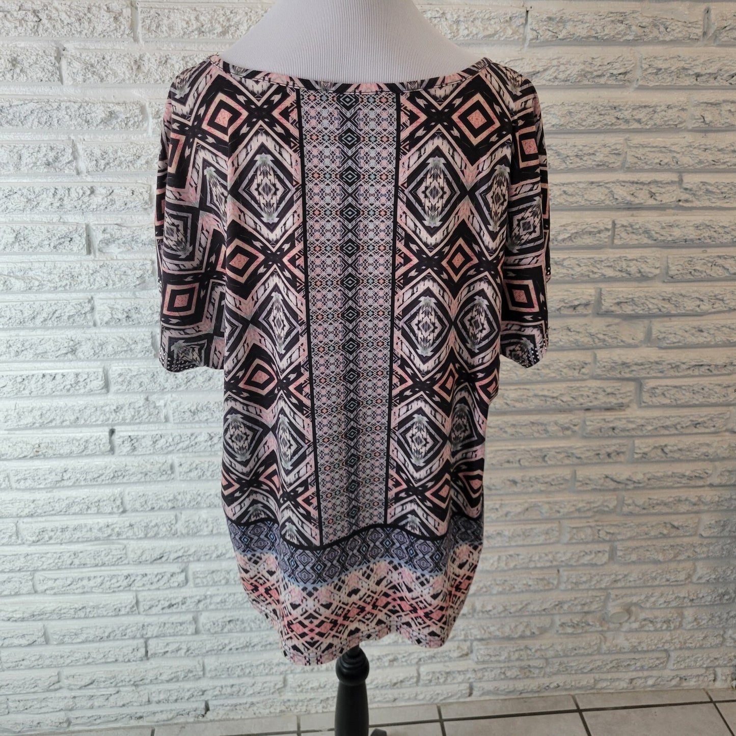 Gloria Vanderbilt Womens Top 1X Plus Tee Cap Sleeve Pink Black Geometric Studded