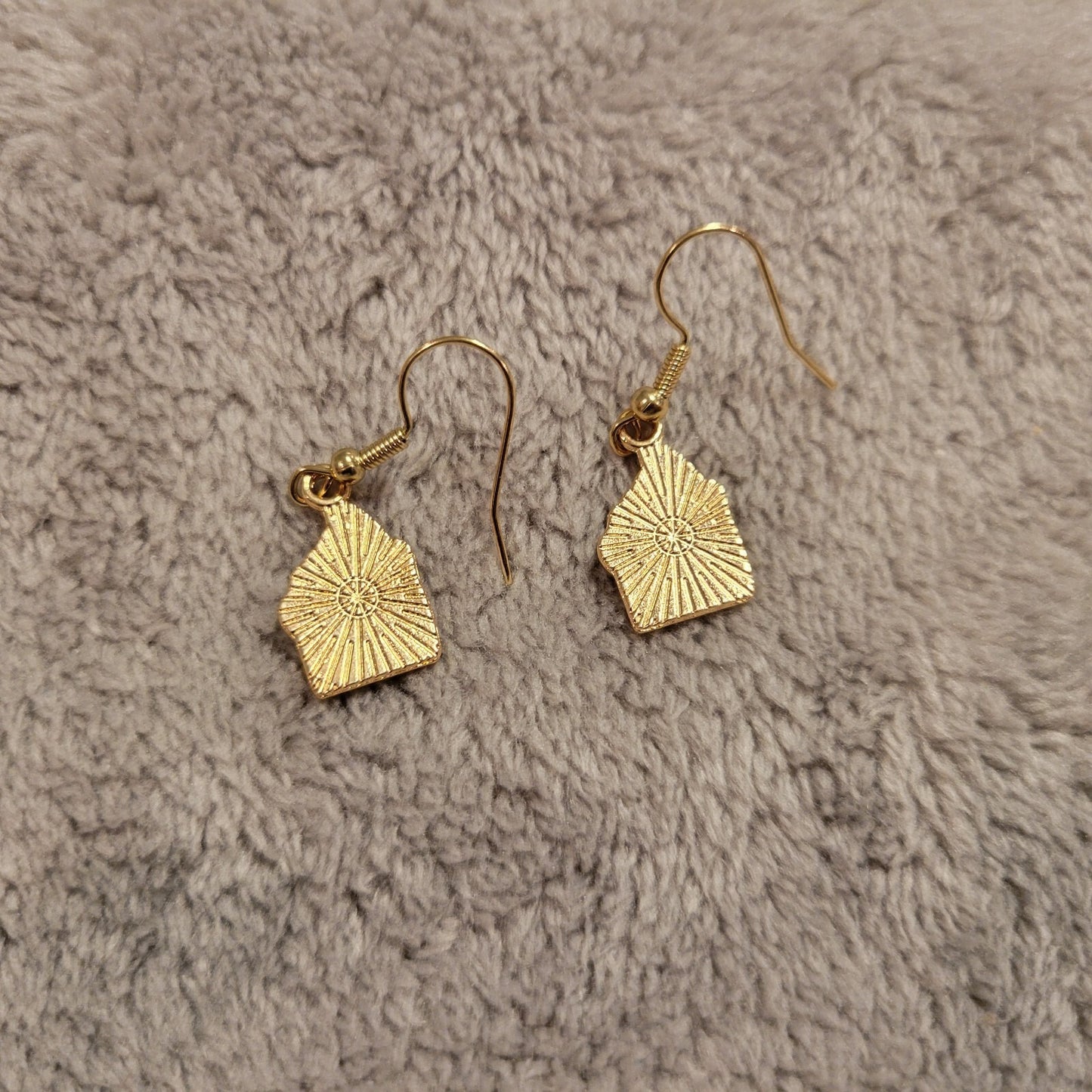 Fourth of July Patriotic Womens Earrings One Piece USA Flag Cupcake Hanging