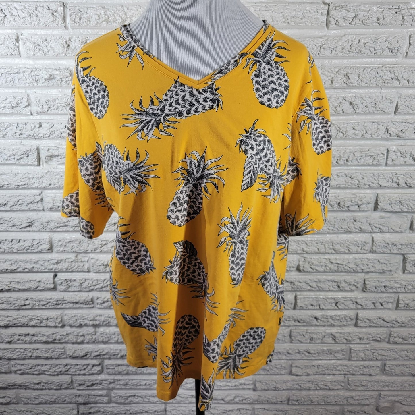 CJ Banks Womens Top 1X Plus Tee Short Sleeve Comfy Yellow Pineapples All Over