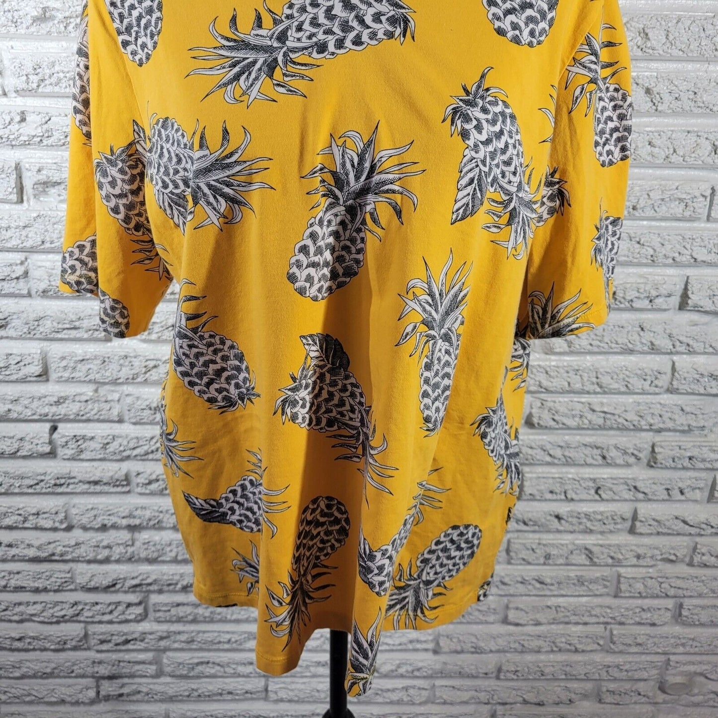 CJ Banks Womens Top 1X Plus Tee Short Sleeve Comfy Yellow Pineapples All Over