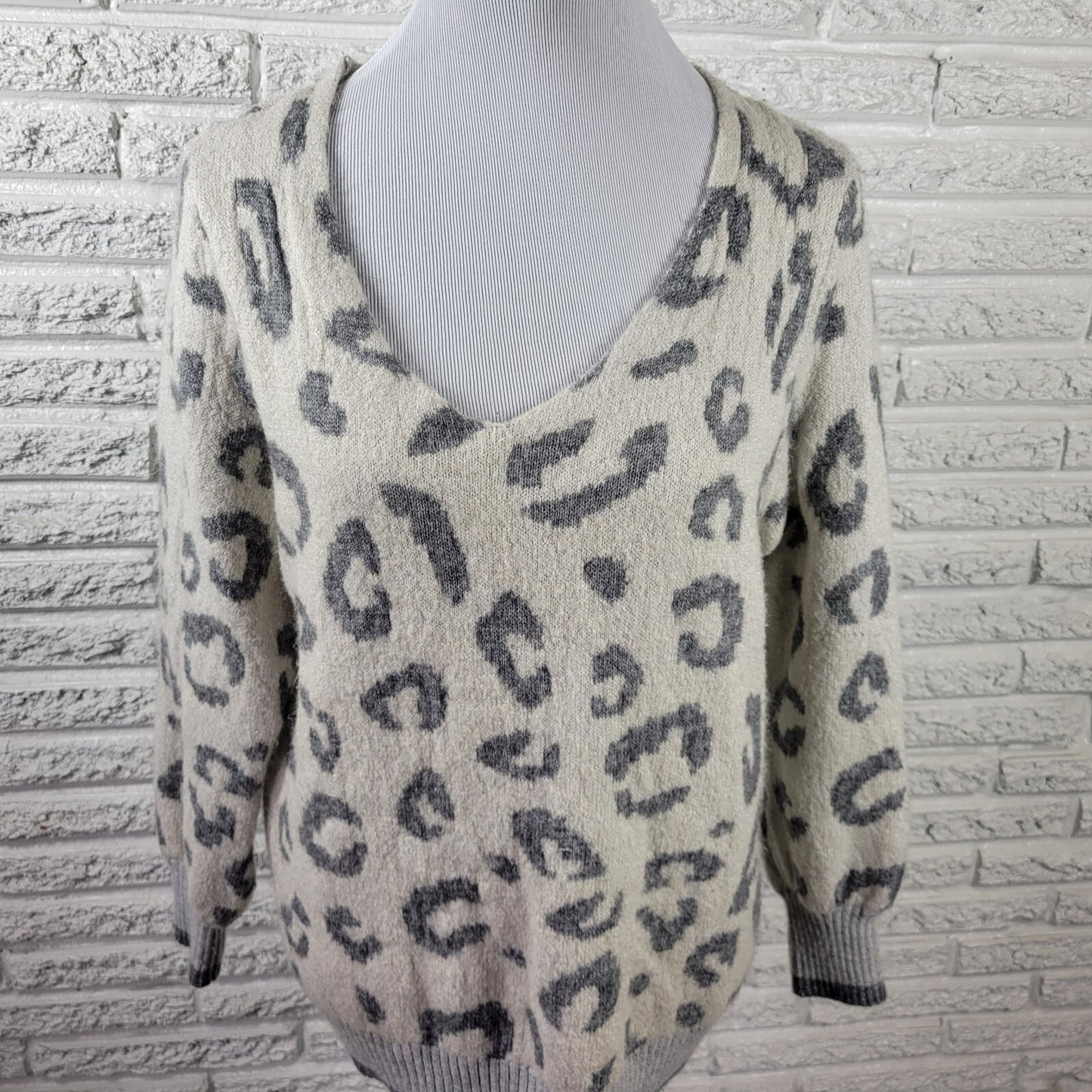 Maurices Womens Sweater 0 0X Plus Long Sleeve Gray Animal Print Soft Lightweight