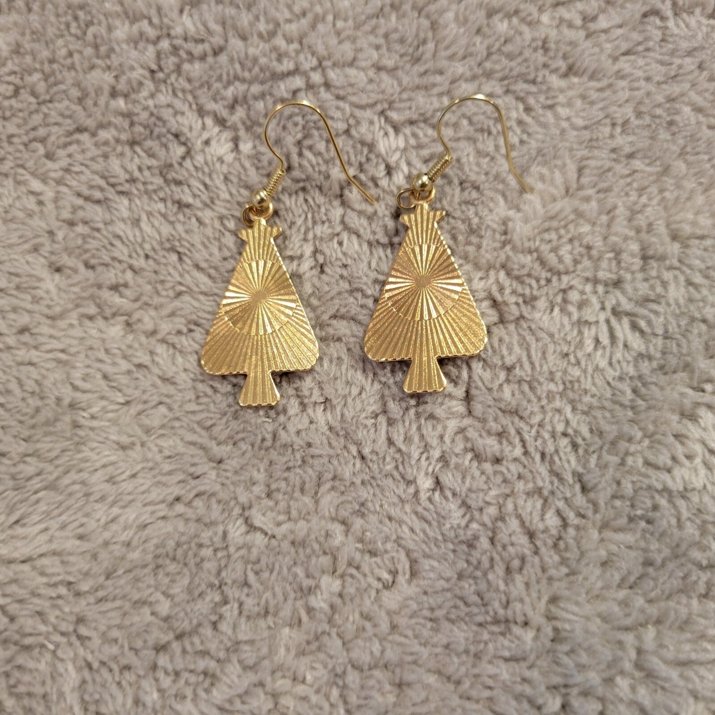 Christmas Trees #3 Womens Earrings One Pair Pink Hanging Gold Tone Holiday