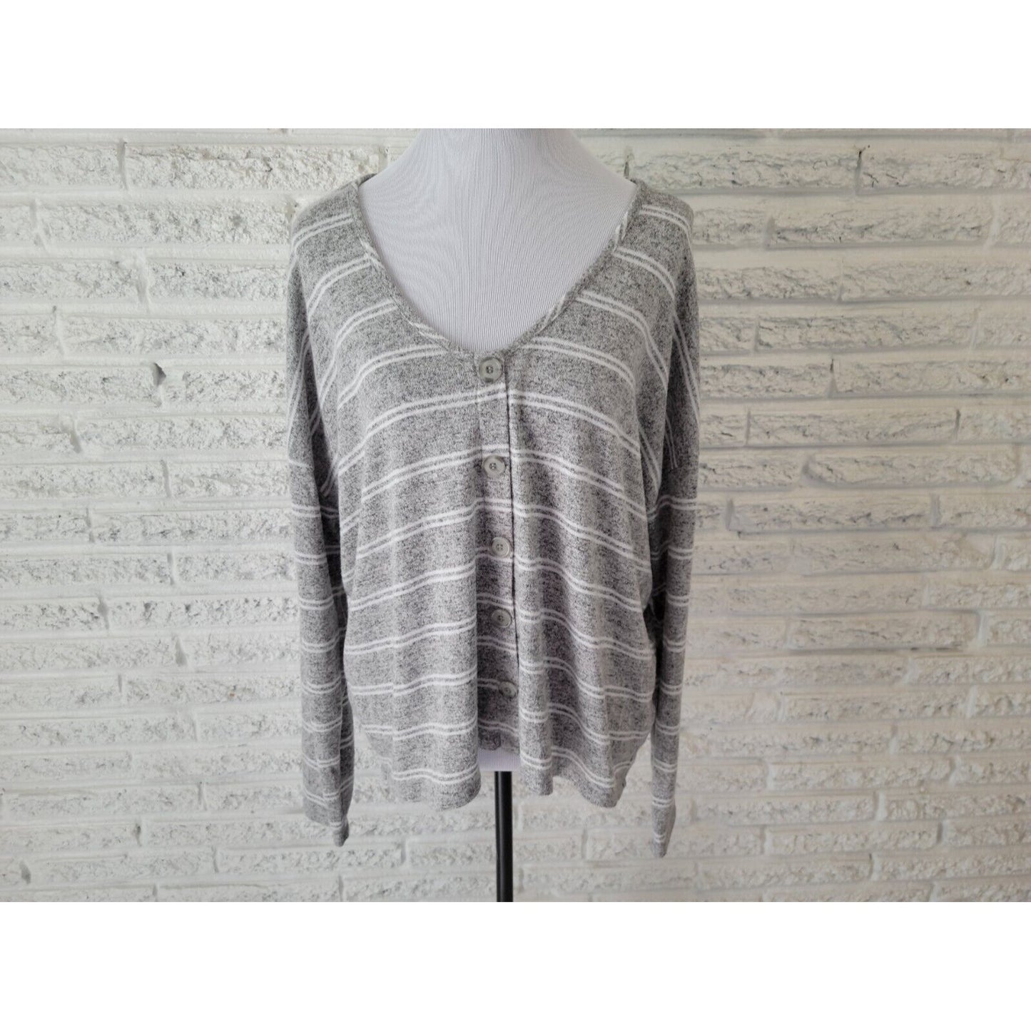 Torrid Women Sweater 2 2X Plus Pullover Scoop Neck Gray Lightweight Deco Buttons