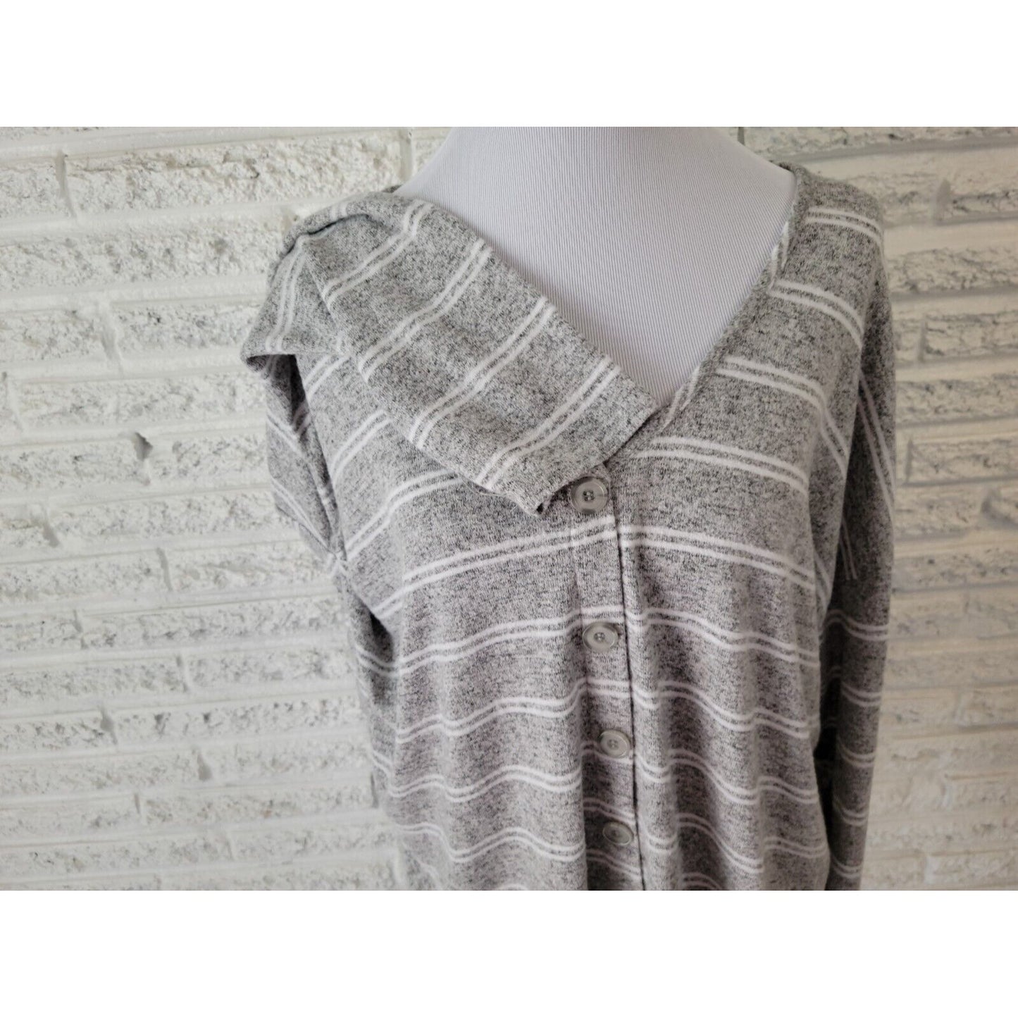 Torrid Women Sweater 2 2X Plus Pullover Scoop Neck Gray Lightweight Deco Buttons