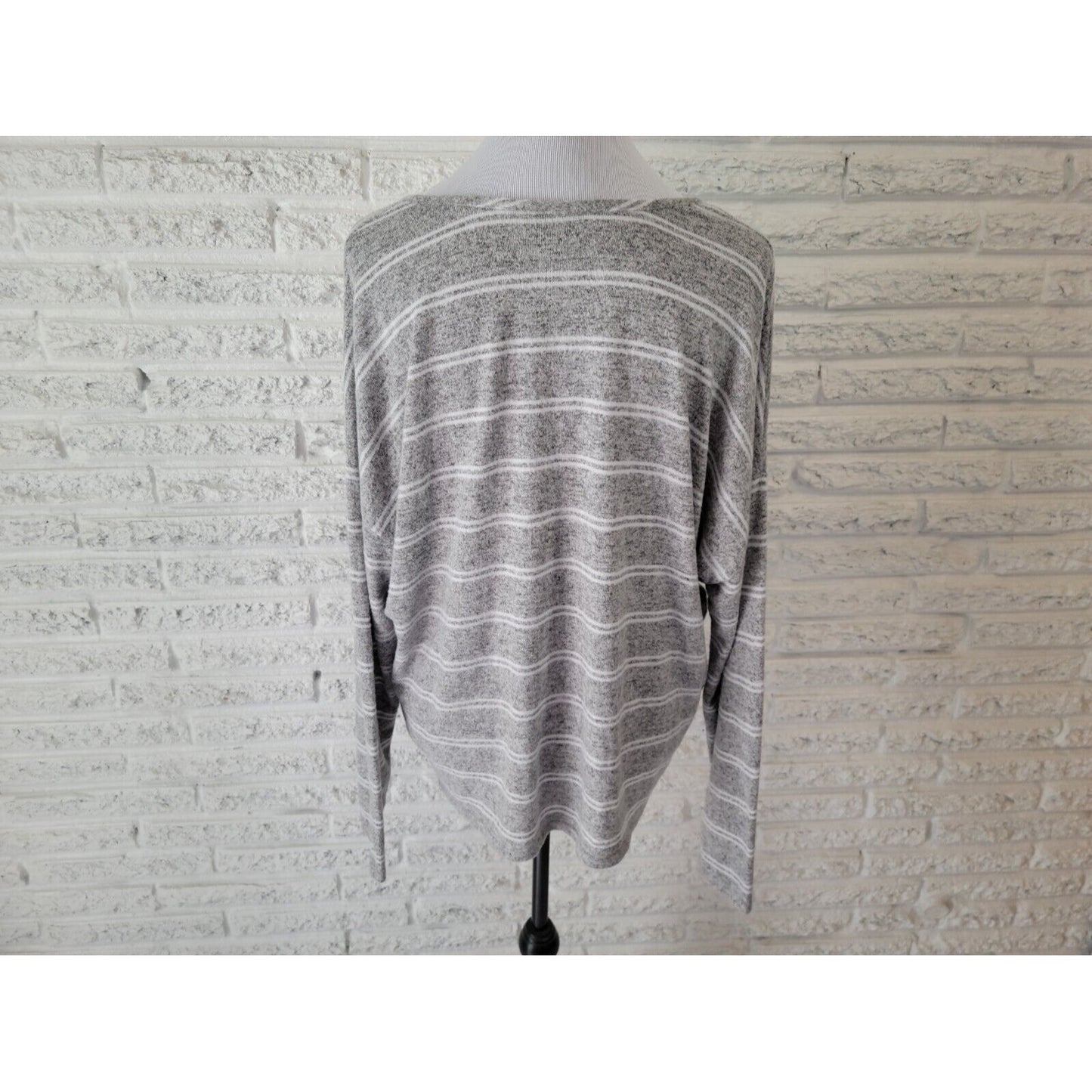 Torrid Women Sweater 2 2X Plus Pullover Scoop Neck Gray Lightweight Deco Buttons