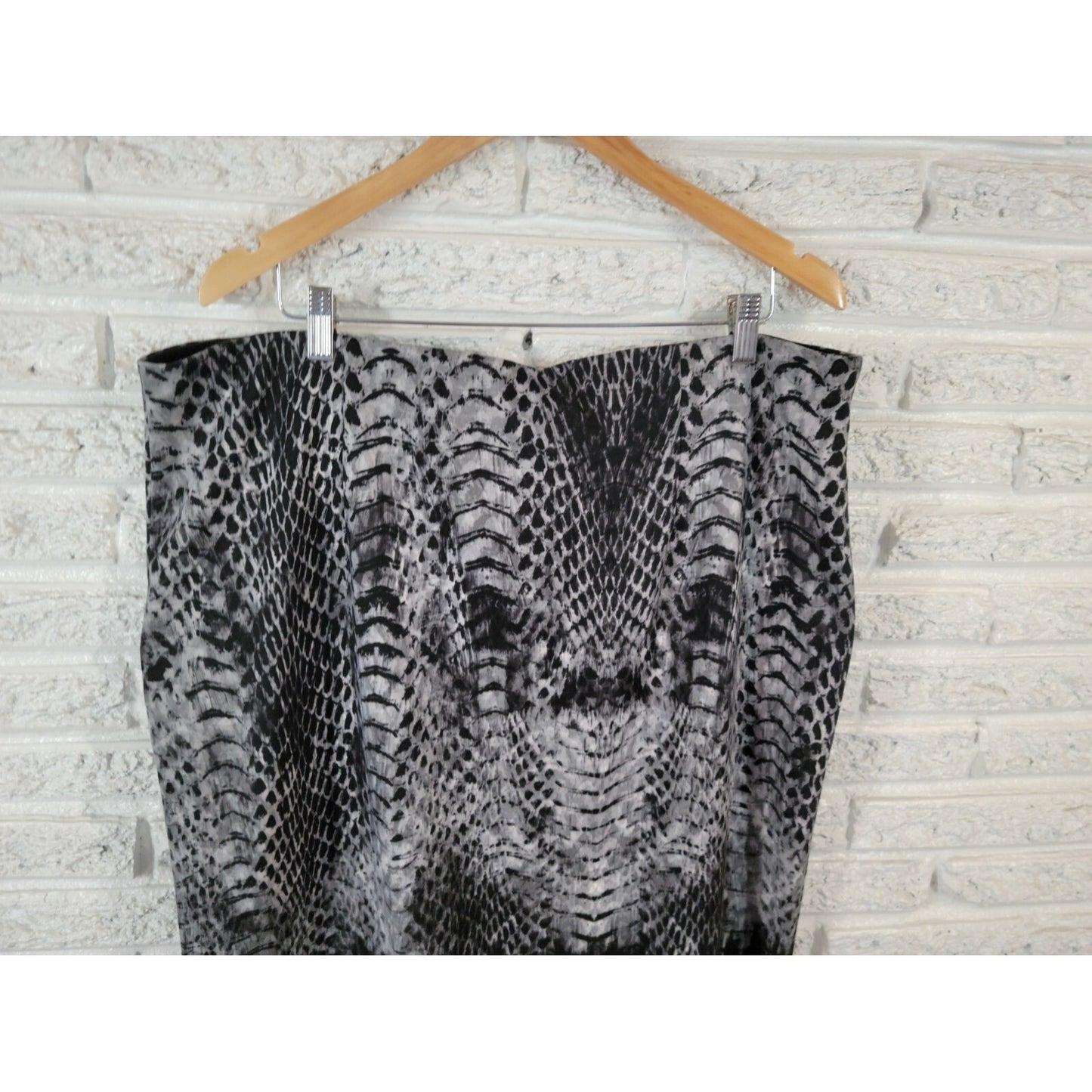 Peter Nygard Womens Skirt 1X Plus Pencil Black Gray Animal Print Comfort Waist