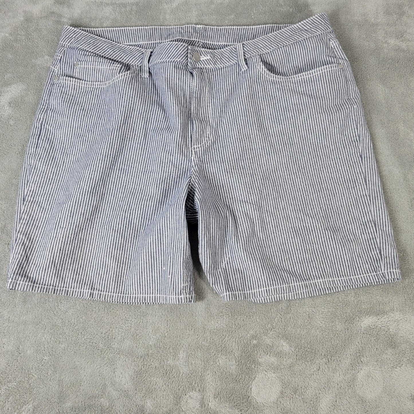 Lee Riders Womens Shorts 18M Gray White Stripe Zip Fly Lightweight Cotton Blend