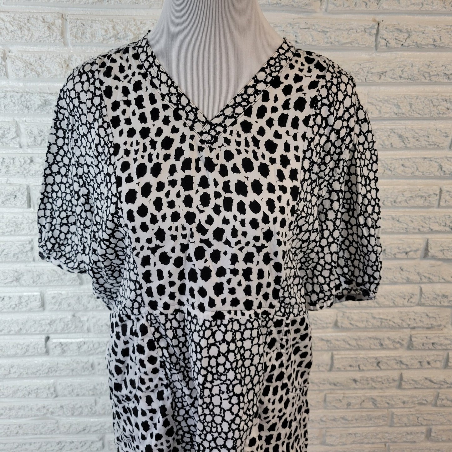 Urbane Unisex Scrub Top Extra Large XL Black White Watercolor Cotton Lightweight