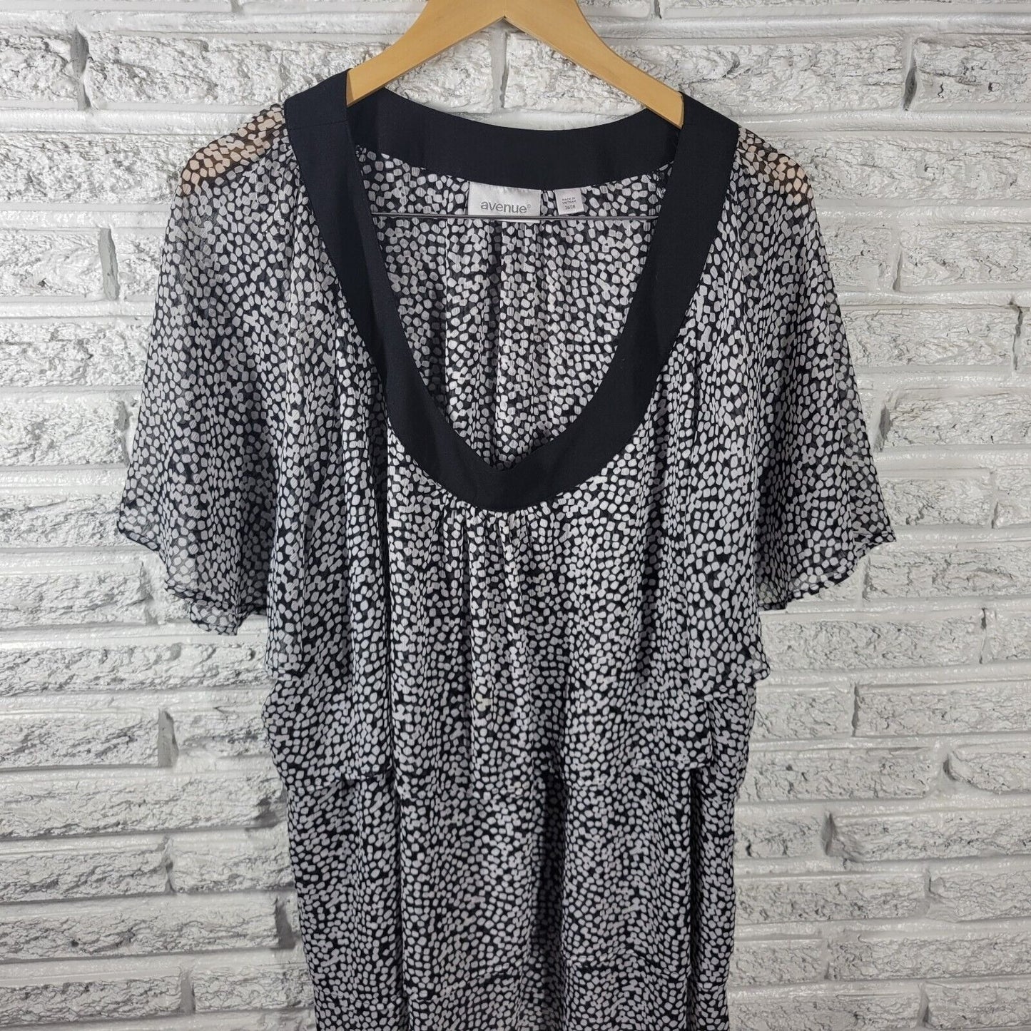 Avenue Women Top 26 28 Plus Tunic Flutter Sleeve White Squares Ruffle Sheer