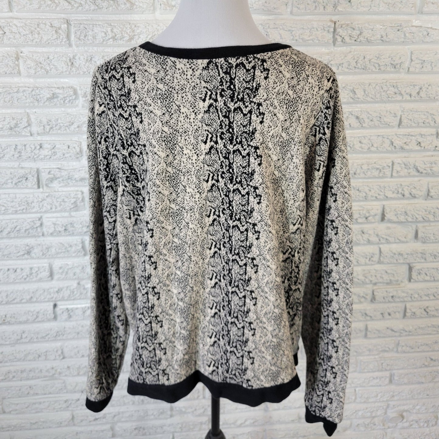 BB Dakota Womens Sweatshirt 2X Plus Black Gray Animal Print Comfy Poly Blend