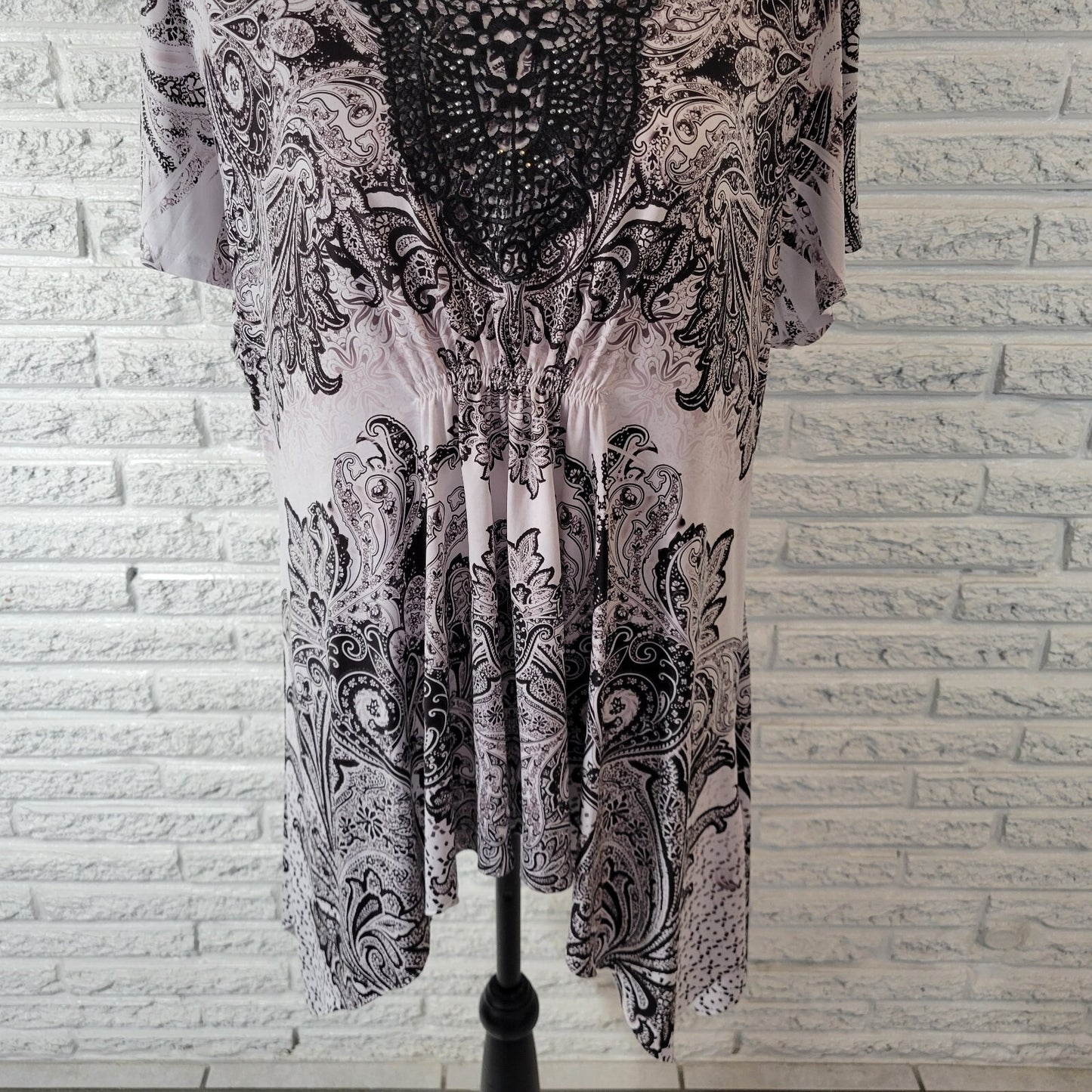 World Unity Womens Top 2X Plus Black White Paisley Asymmetric Lace Trim Studded