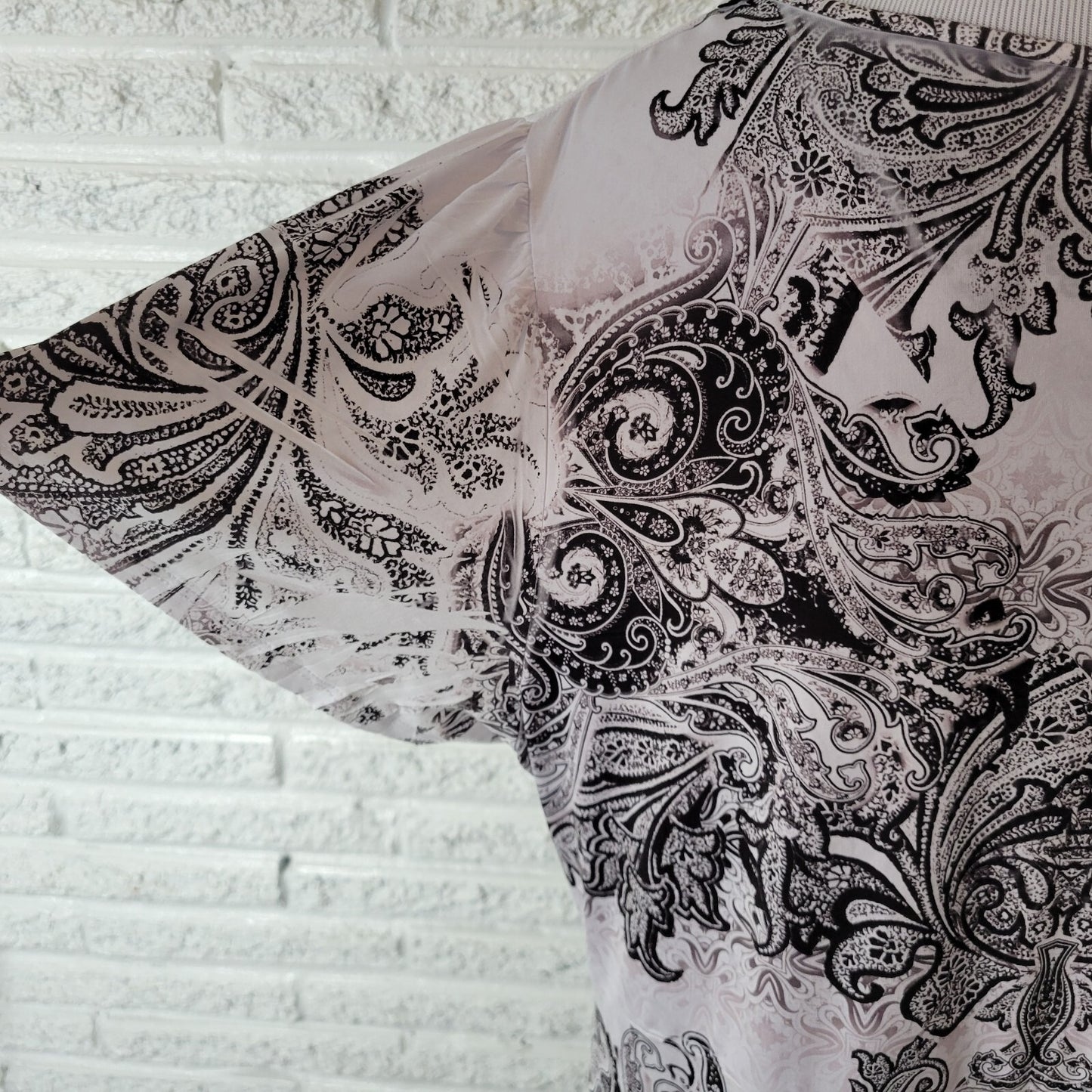 World Unity Womens Top 2X Plus Black White Paisley Asymmetric Lace Trim Studded