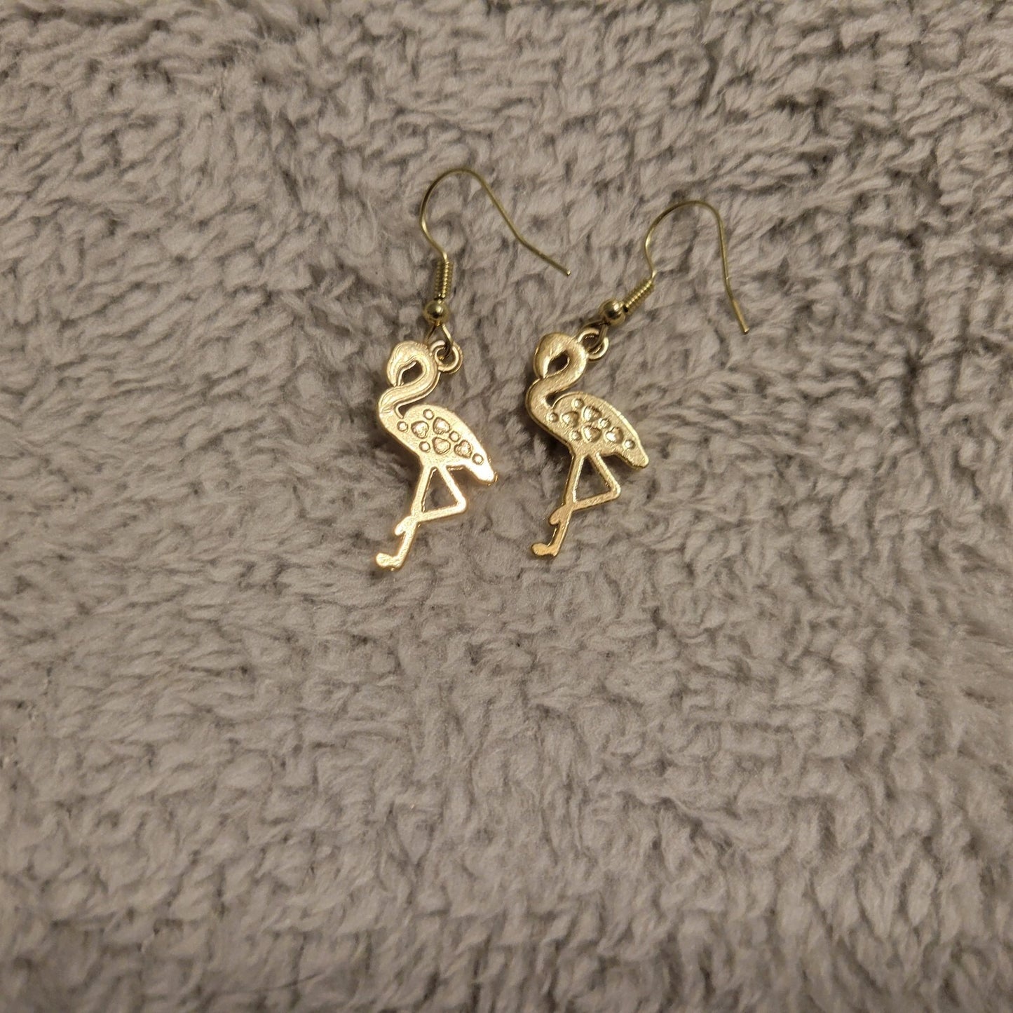 Flamingos Hot Pink Womens Earrings One Pair Gold Tone Hanging Dangle Fish Hook