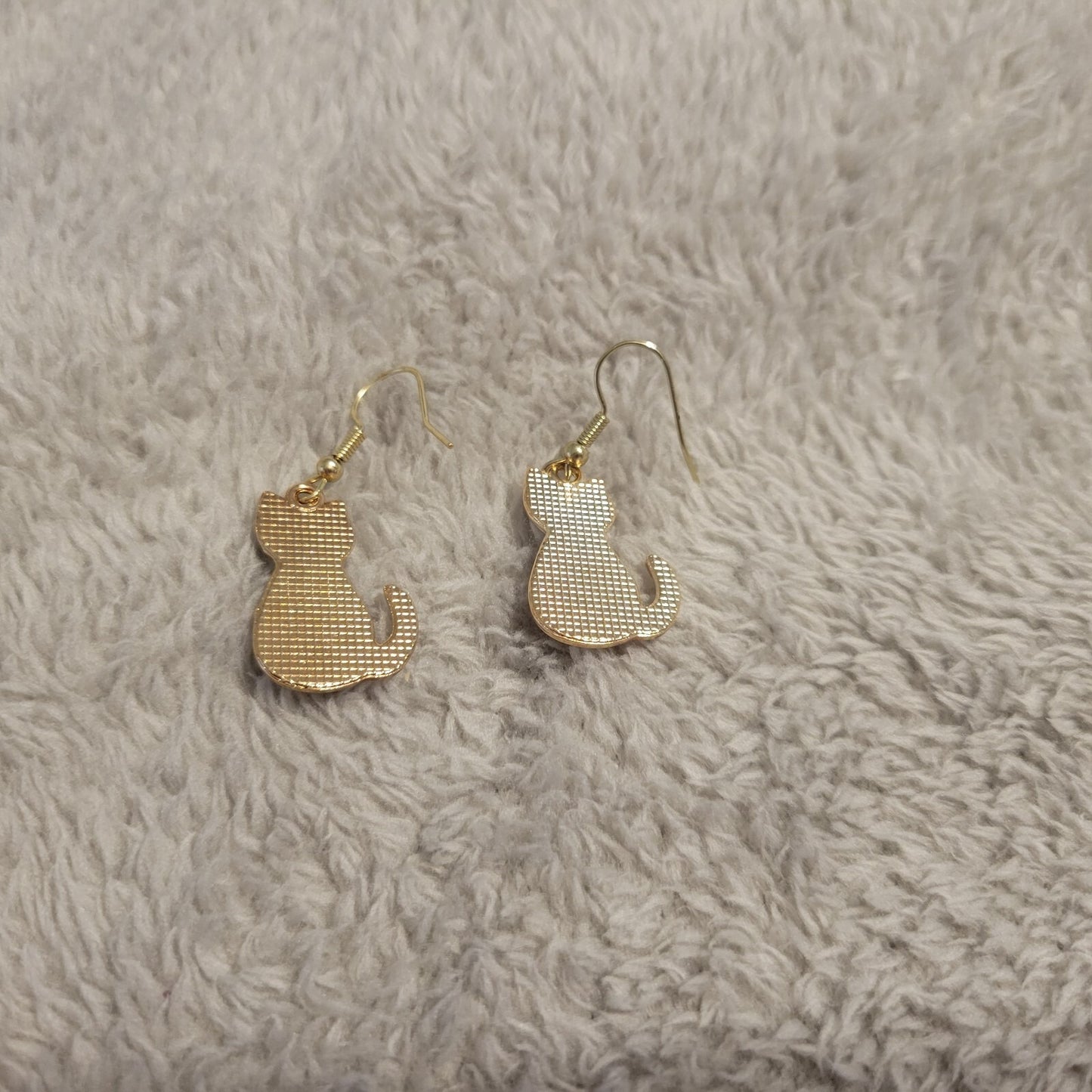 Cats Kittens Calico Earrings One Pair Gold Tone Fish Hook Dangle Hanging Novelty