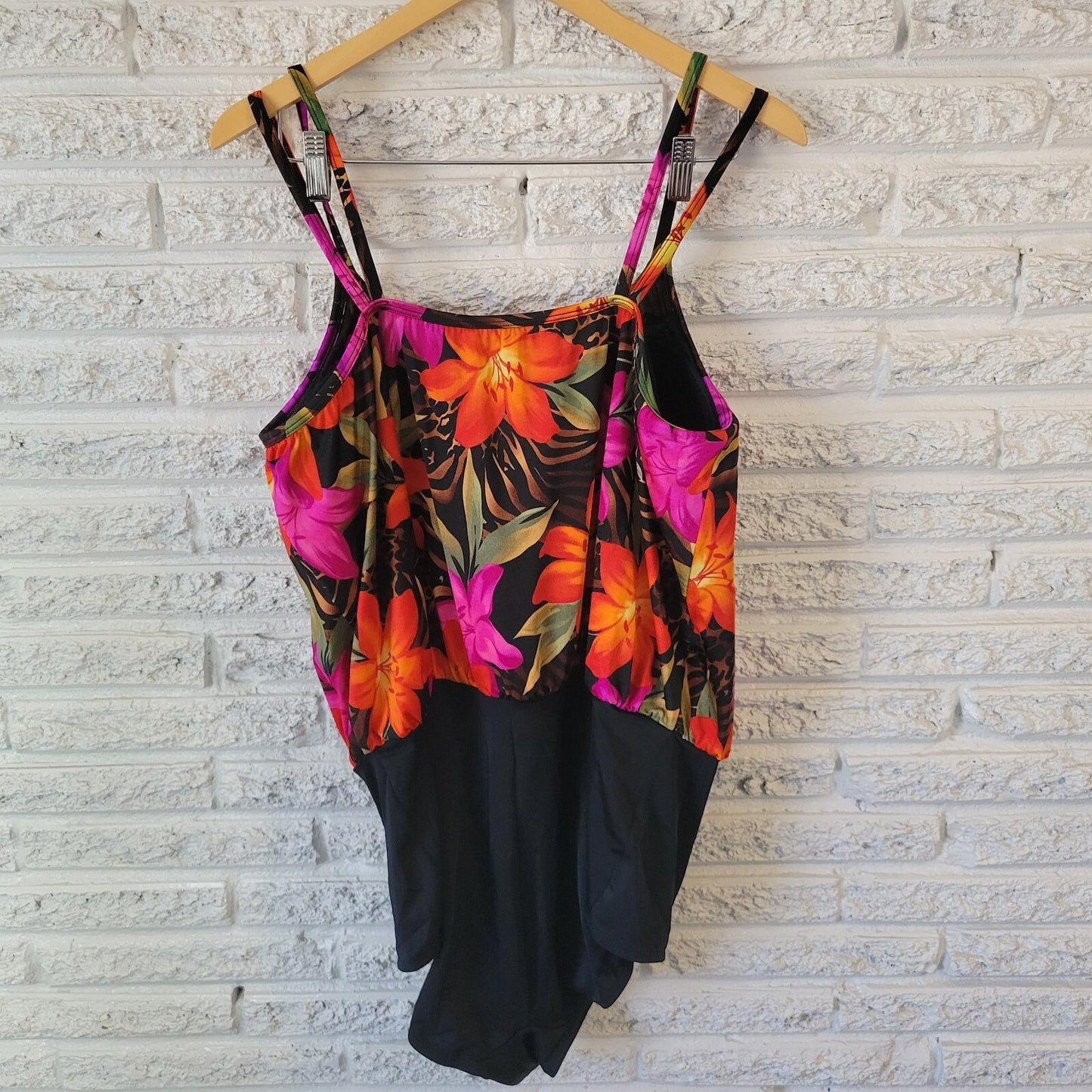 Inches Away Womens Swimsuit 24W Plus One Piece Pink Orange Floral Spaghetti Bra