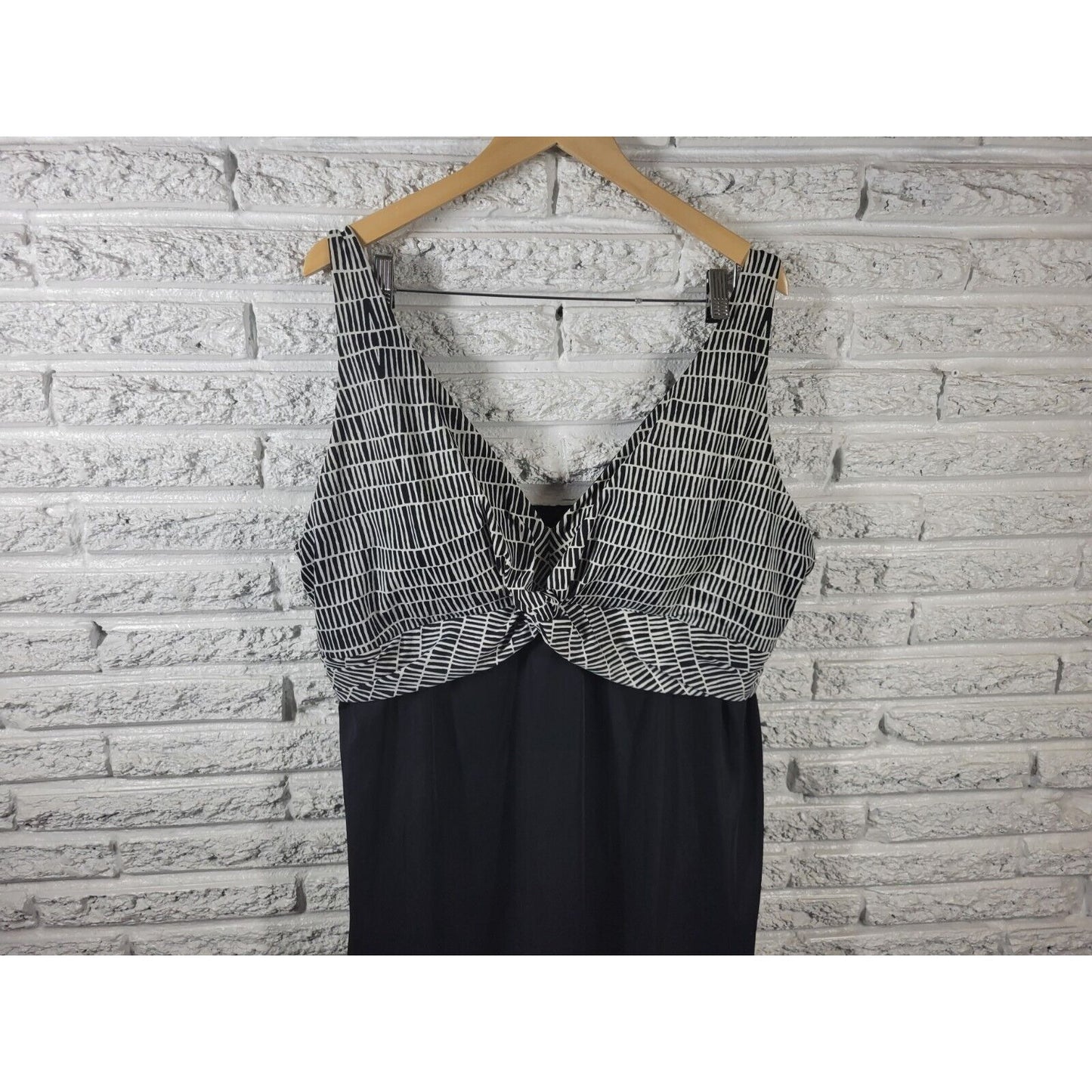 Catherines Women Swimsuit 28W Skirted Adjustable Wide Strap Black Geometric Bra