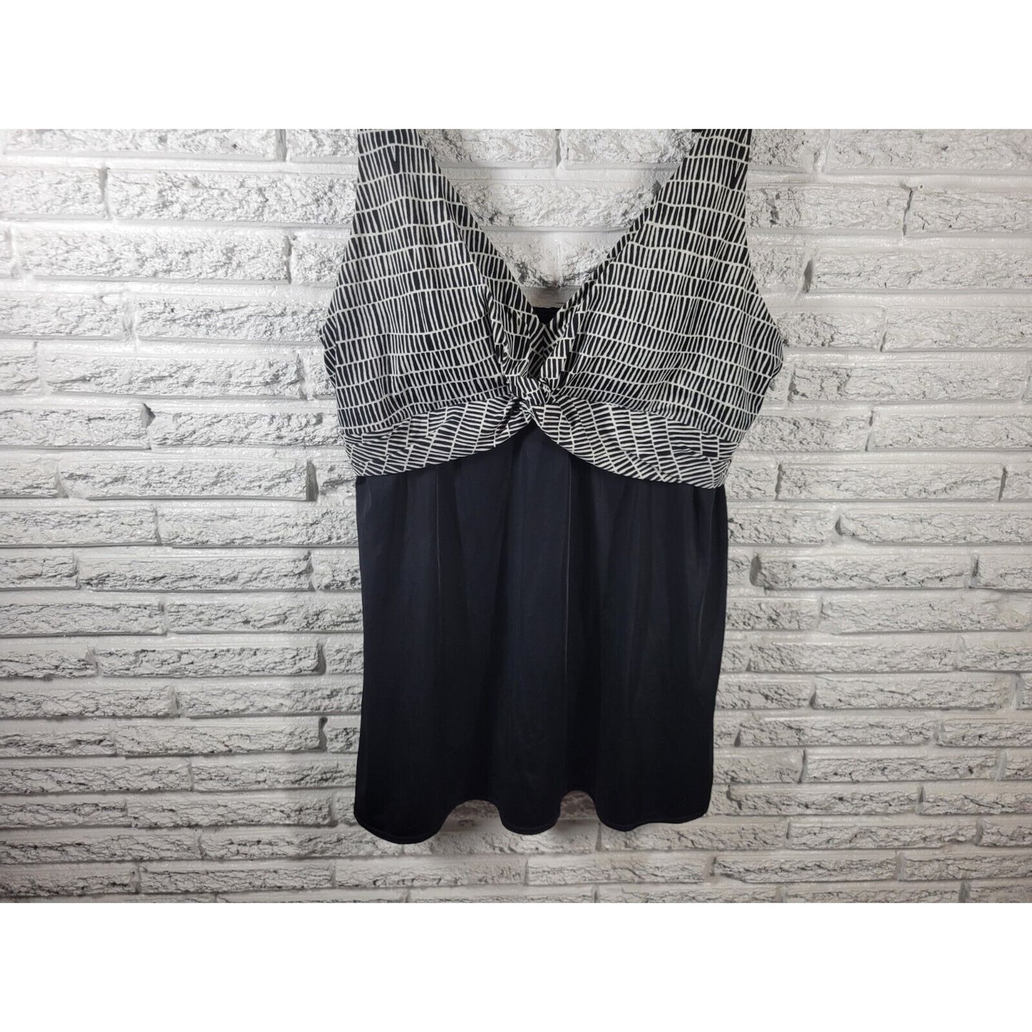 Catherines Women Swimsuit 28W Skirted Adjustable Wide Strap Black Geometric Bra