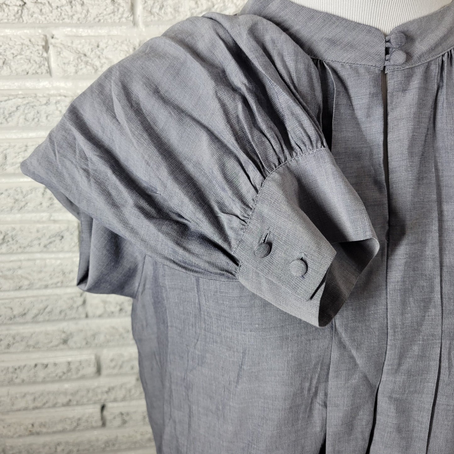 Liz Claiborne Womens Top XL Long Sleeve Gray Pleated Keyhole Lightweight Office