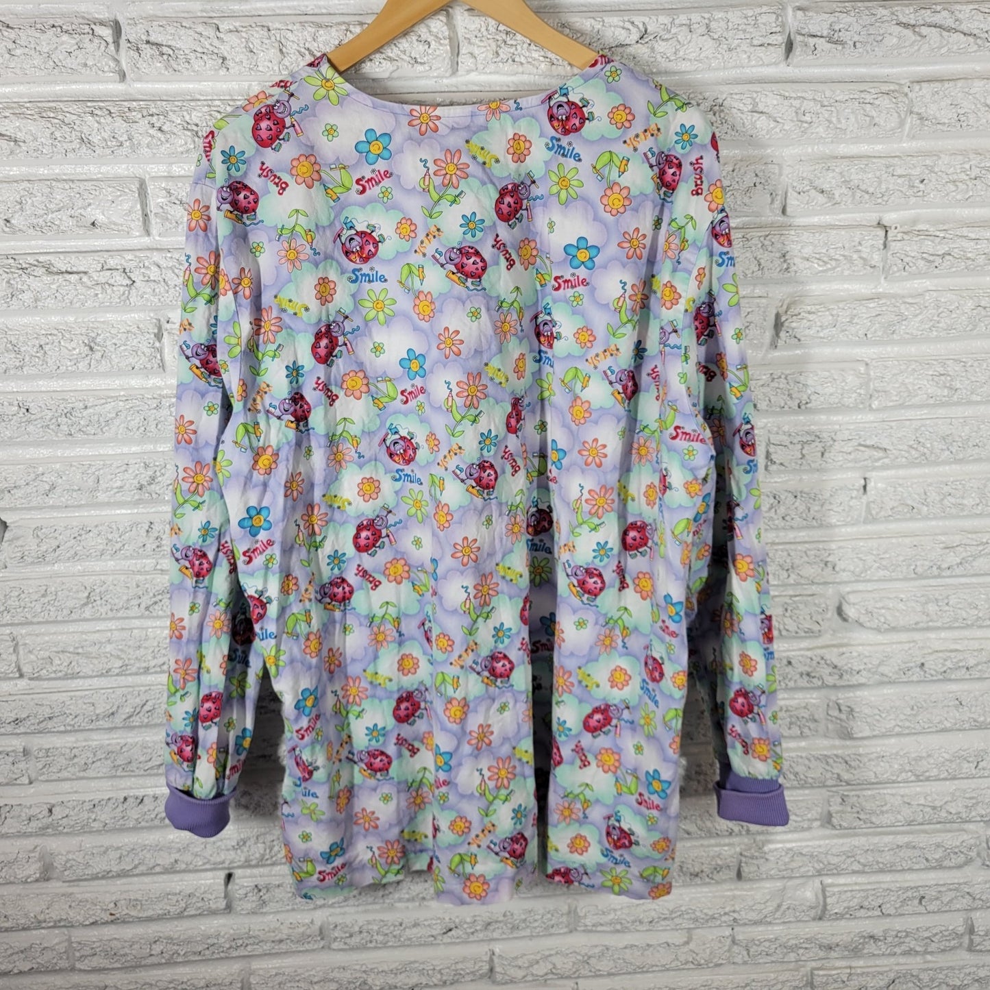Peaches Unisex Scrub Top 2XL Plus Long Sleeve Button Up Dental Lavender Ladybugs