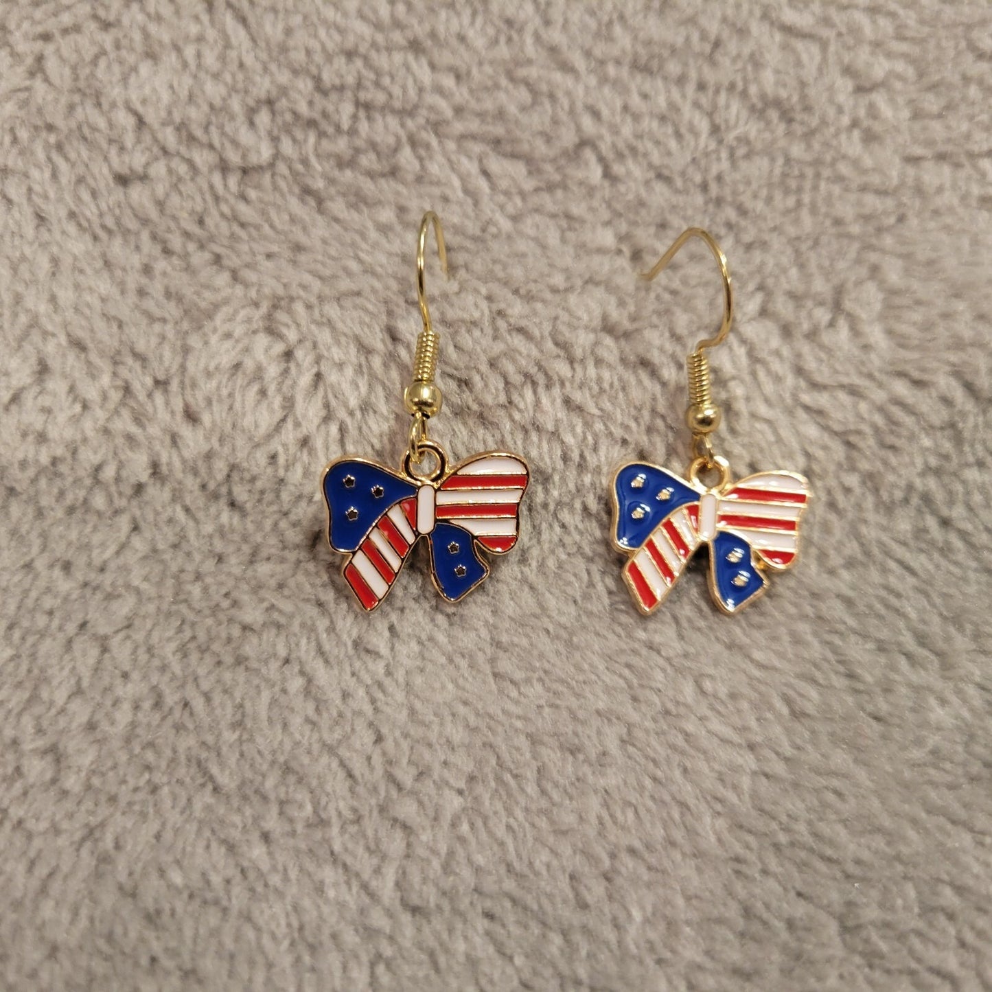 Fourth of July Patriotic Womens Earrings One Pair Bow Ribbon Hanging Gold Tone