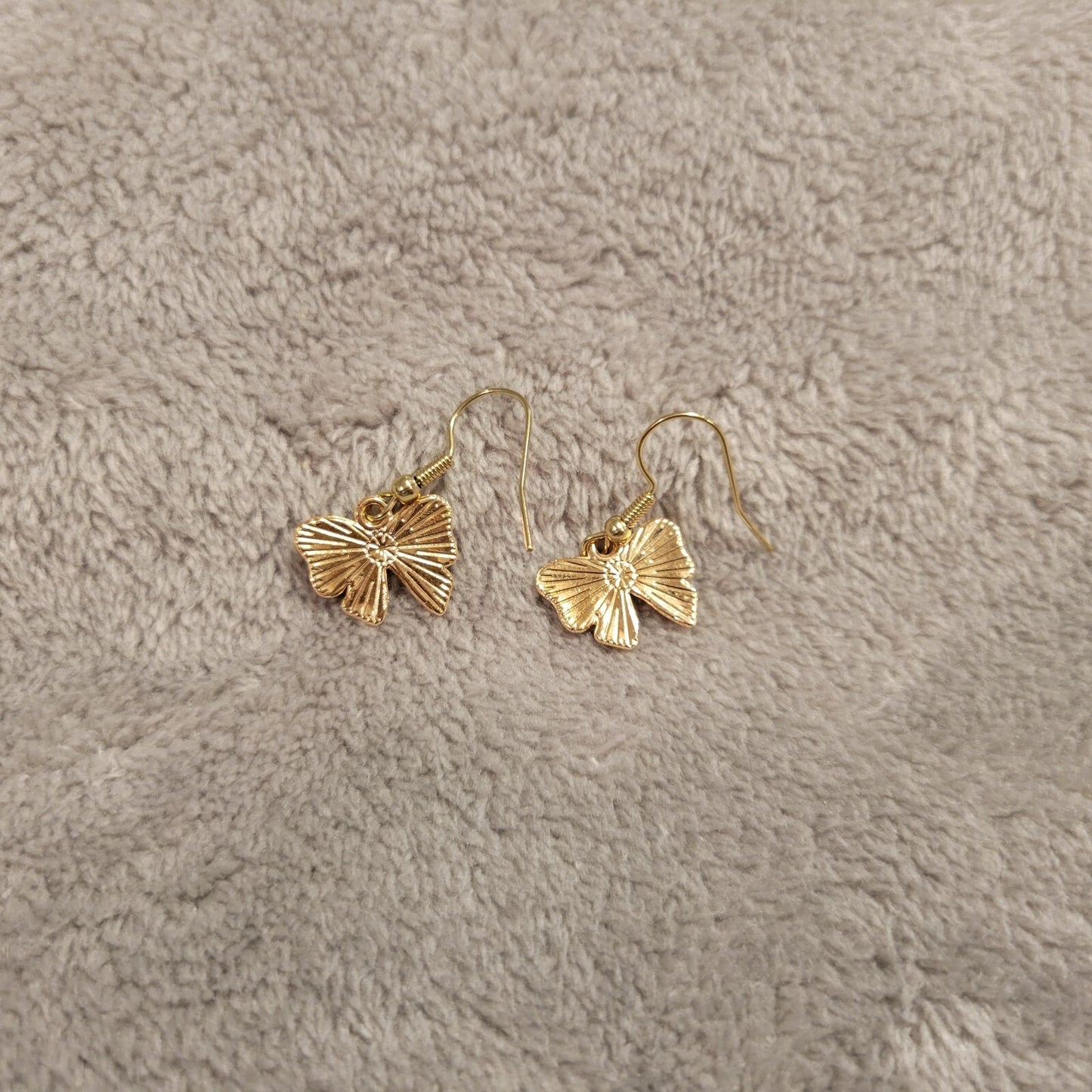 Fourth of July Patriotic Womens Earrings One Pair Bow Ribbon Hanging Gold Tone