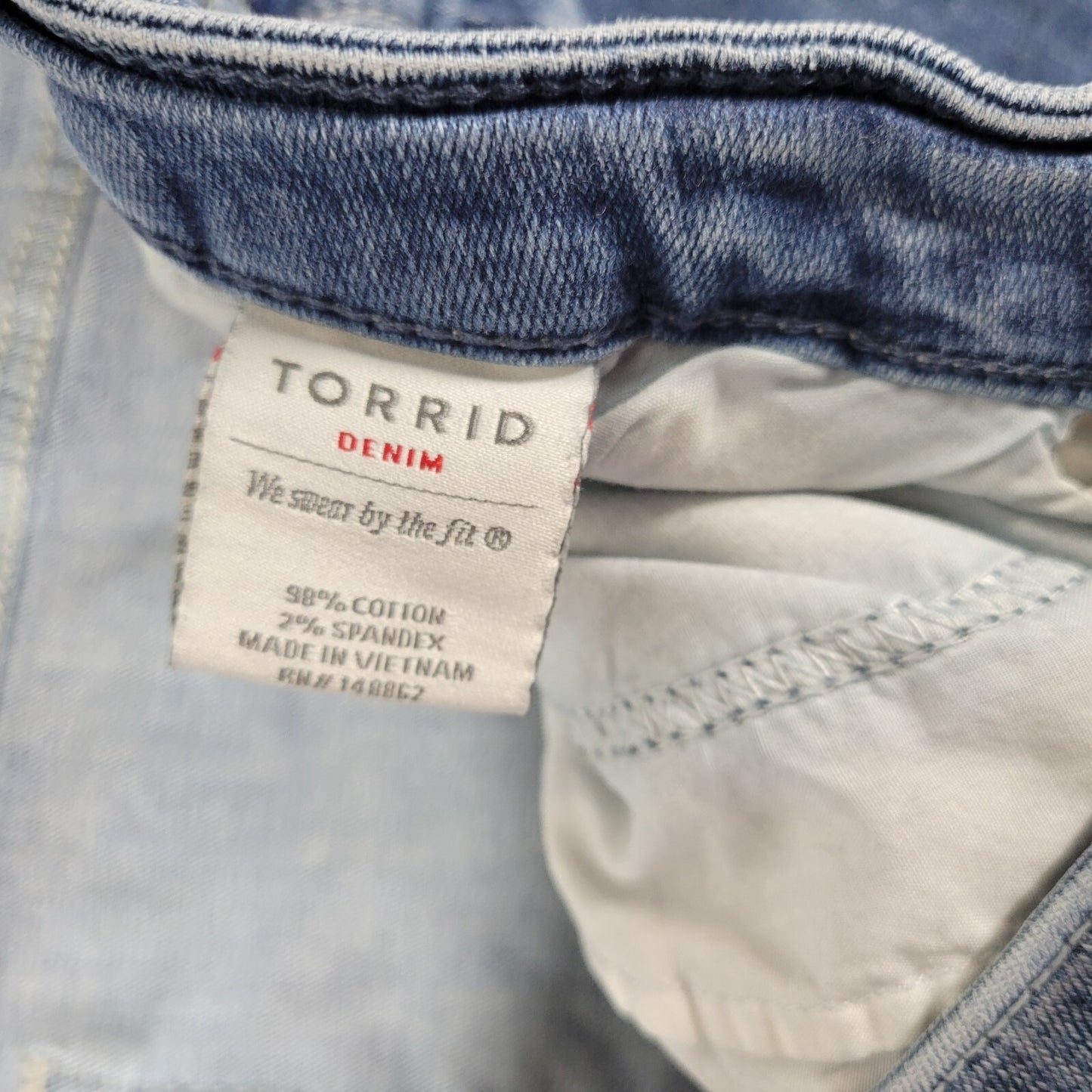 Torrid Womens Shorts 26 Plus Medium Blue Denim Cut Off Zip Fly Comfort Comfy
