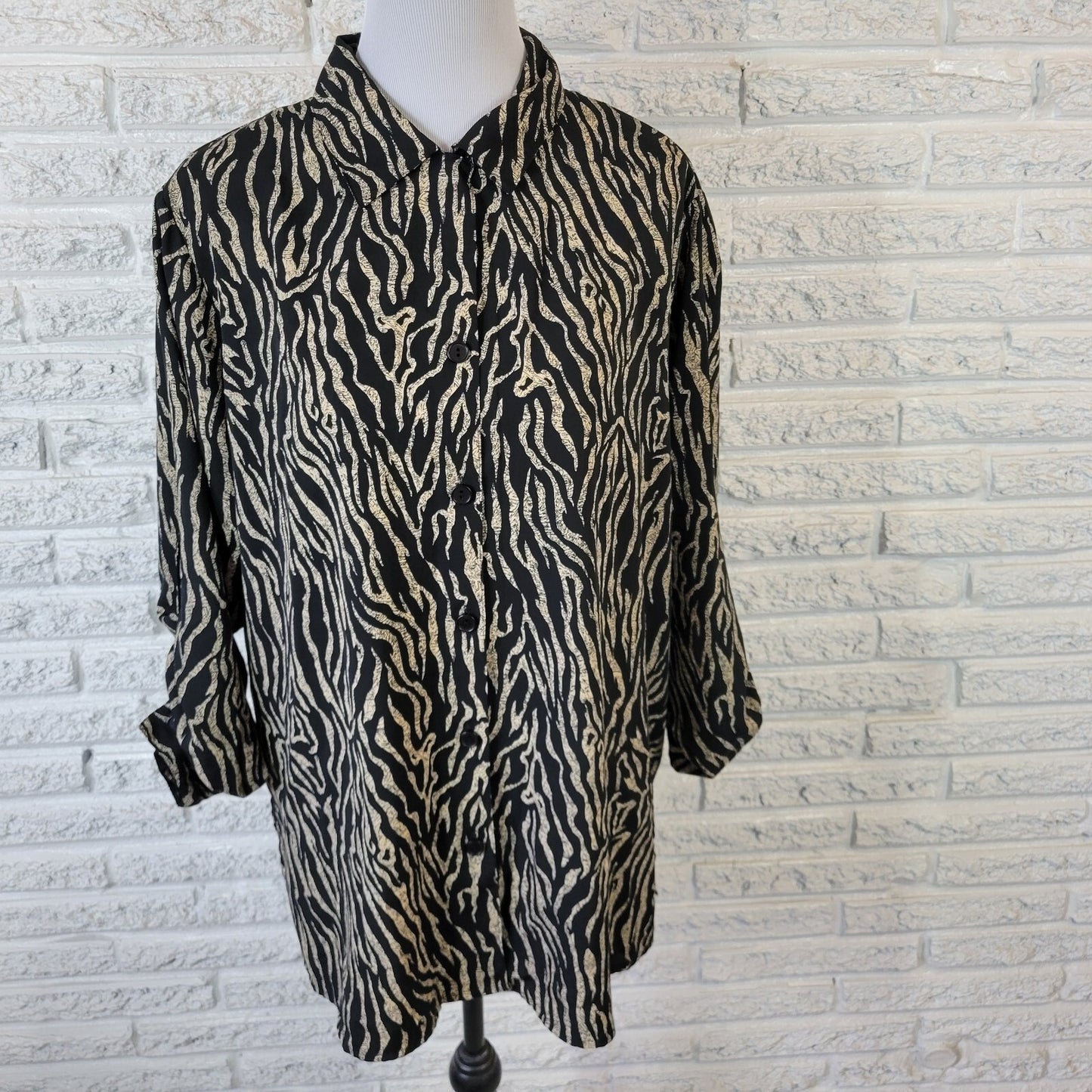 Urban Works Womens Top 1X Plus Roll Tab Sleeve Lightweight Black Animal Print