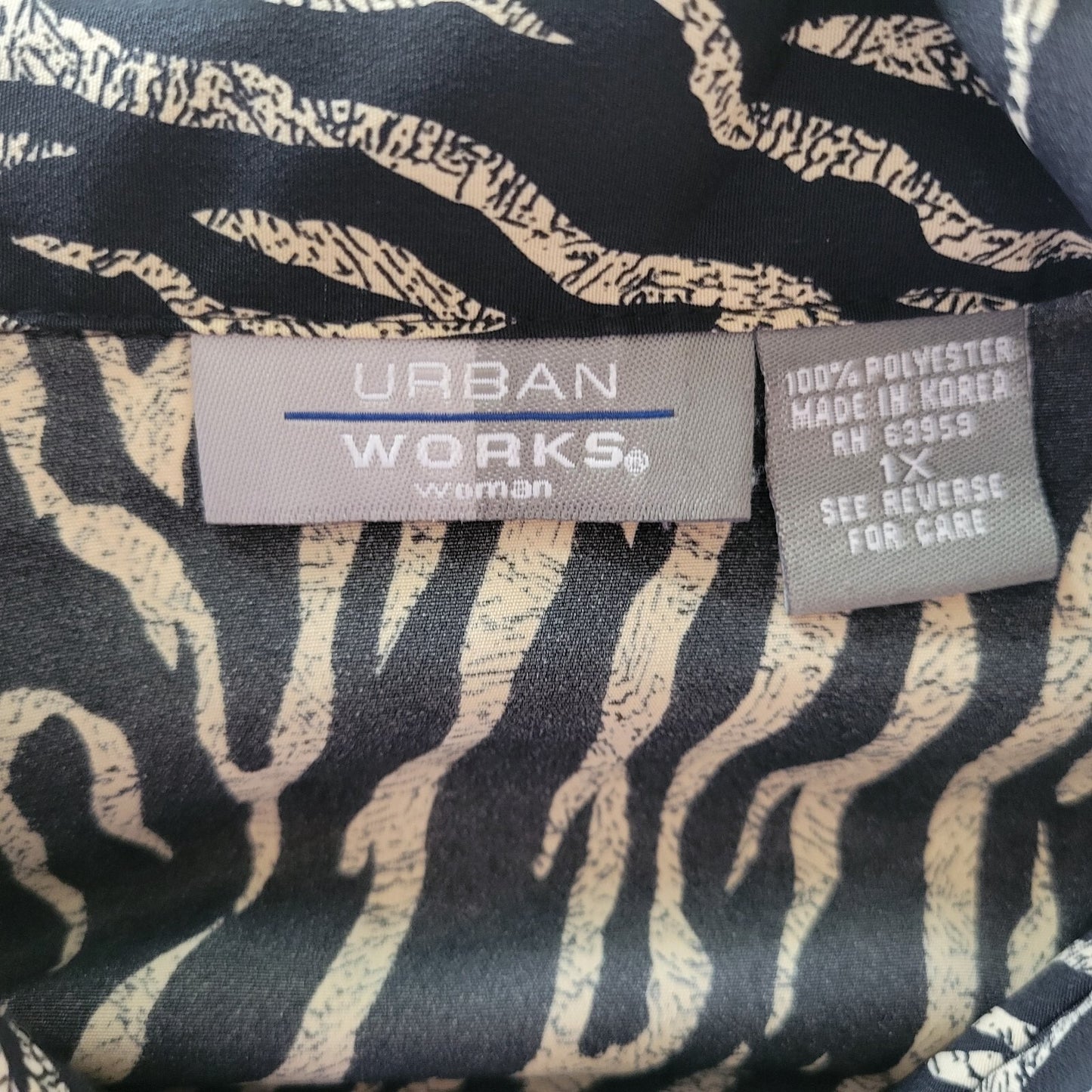 Urban Works Womens Top 1X Plus Roll Tab Sleeve Lightweight Black Animal Print