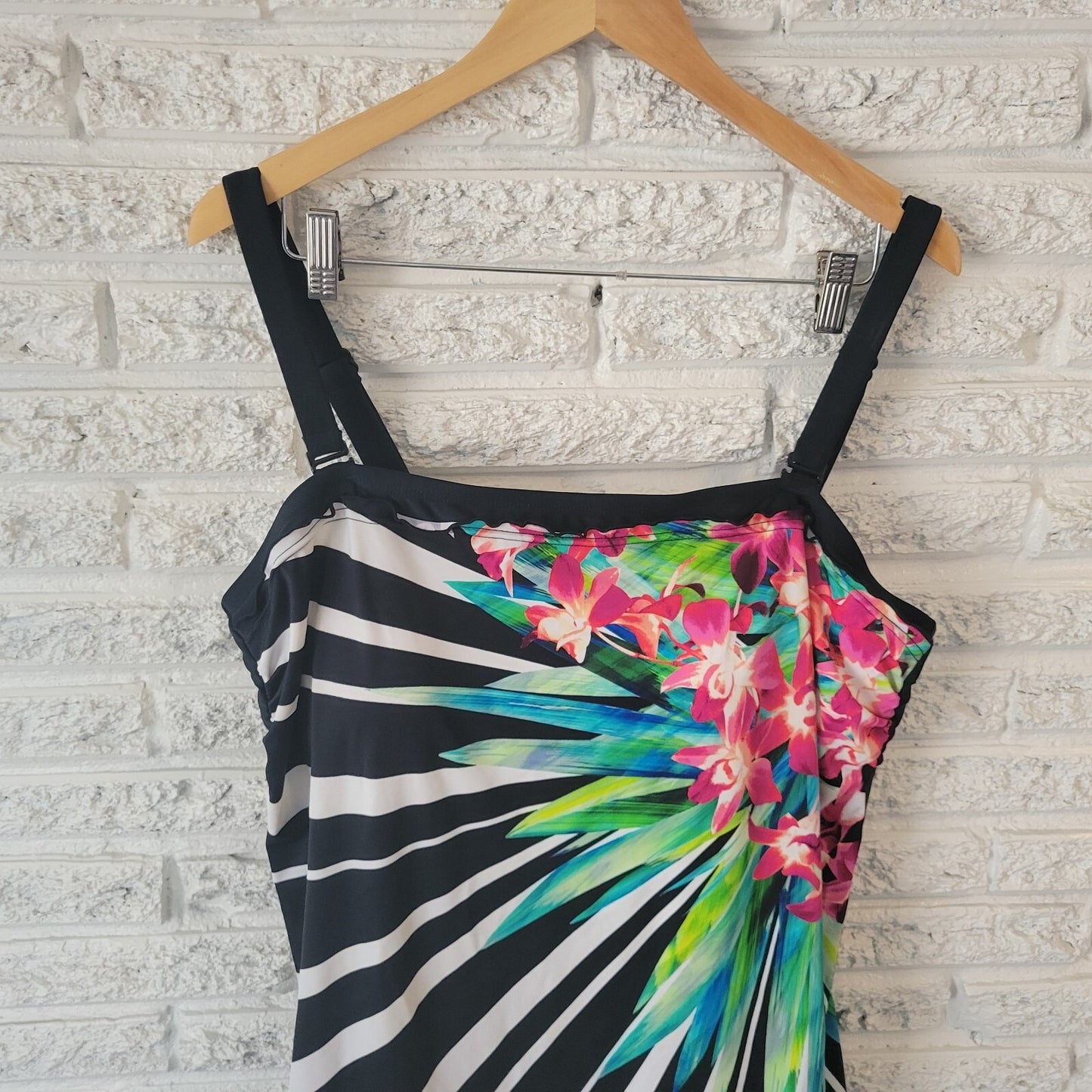 Maxine Hollywood Womens Swim Top 22W Black Pink Built in Bra Adjustable Strap