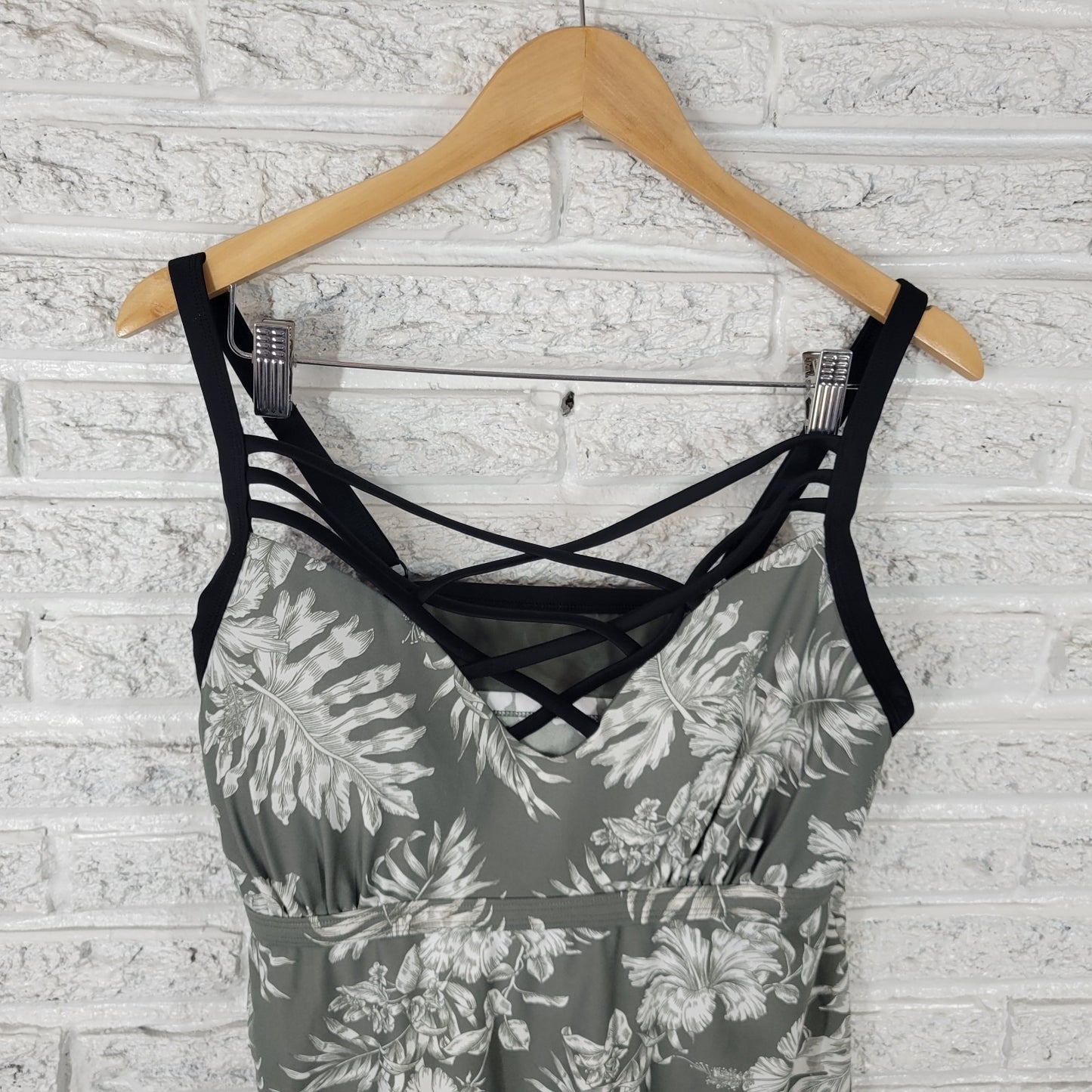 Skye Womens Swim Top 1X Plus Bra Gray GreenFloral Adjustable Straps Lattice Neck