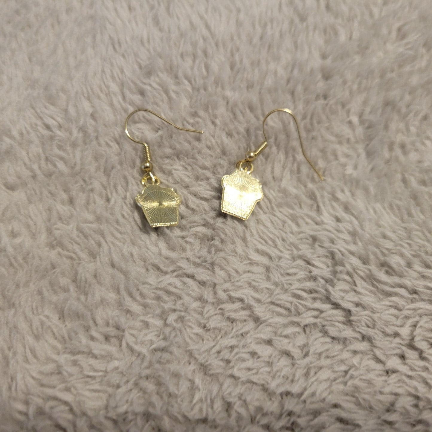 Cupcakes Earrings Gold Tone Green One Pair Sweets Novelty Fun