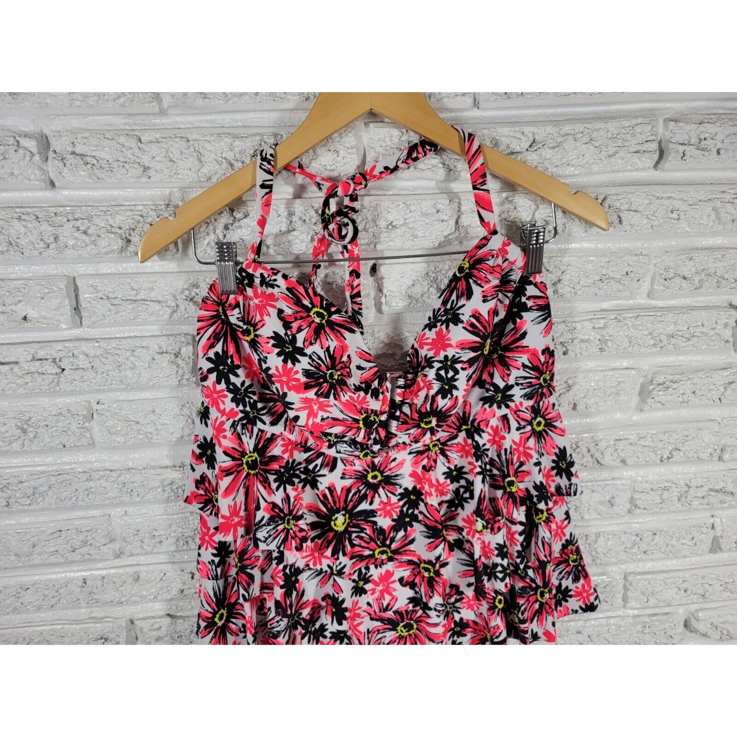 Catalina Womens Swim Top 1X Halter Tiered Pink Floral Poly Blend Built in Bra