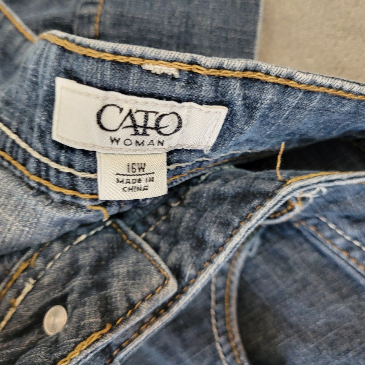 Cato Womens Jeans 16W Plus Capri Medium Blue Denim Zip Fly Comfy Cotton Blend