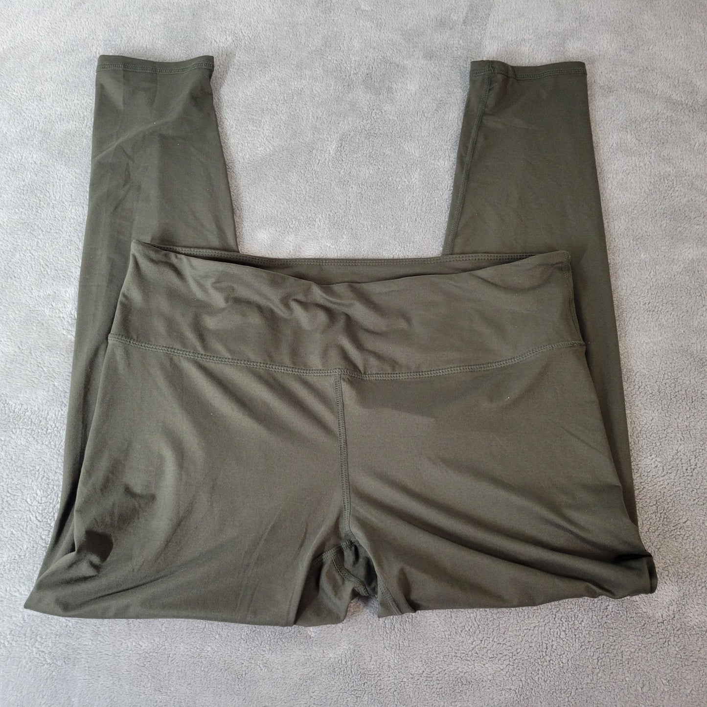 Women Leggings 1X Plus Cropped Green Poly Blend Pull On Comfy Yoga Lightweight