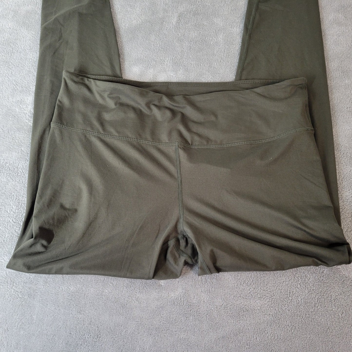Women Leggings 1X Plus Cropped Green Poly Blend Pull On Comfy Yoga Lightweight
