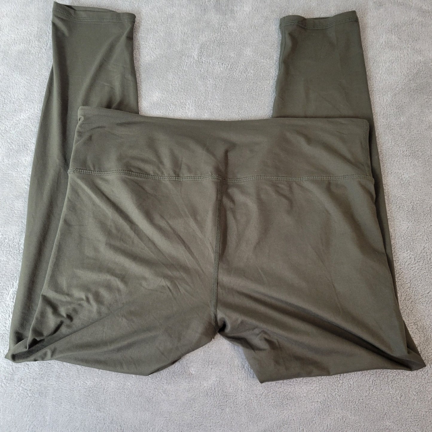 Women Leggings 1X Plus Cropped Green Poly Blend Pull On Comfy Yoga Lightweight