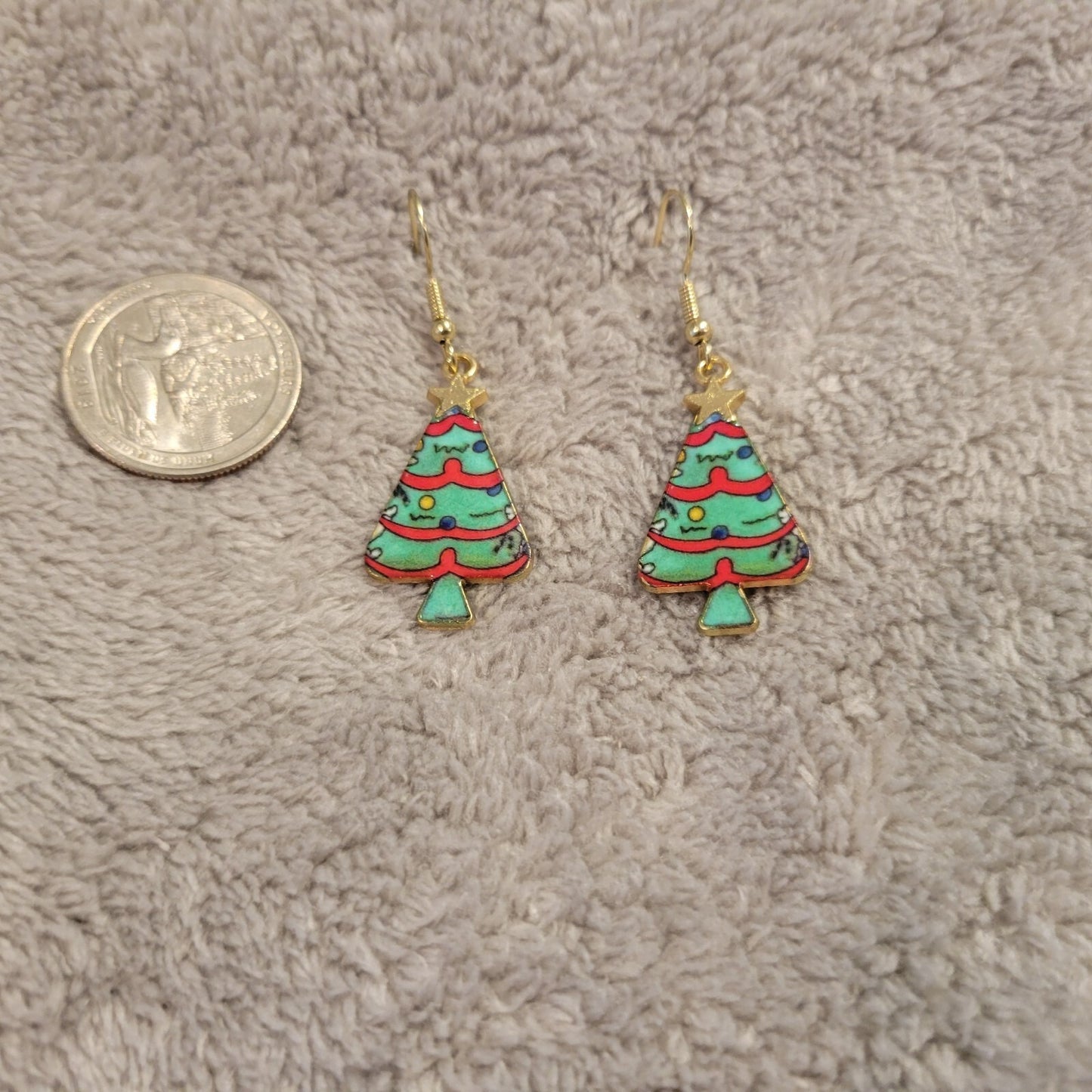 Christmas Trees #6 Womens Earrings One Pair Green Red Hanging Gold Tone Holiday
