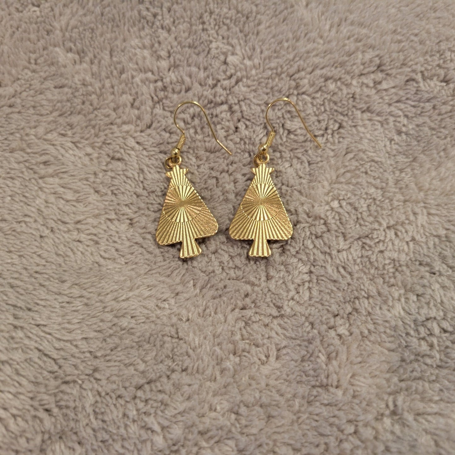 Christmas Trees #6 Womens Earrings One Pair Green Red Hanging Gold Tone Holiday