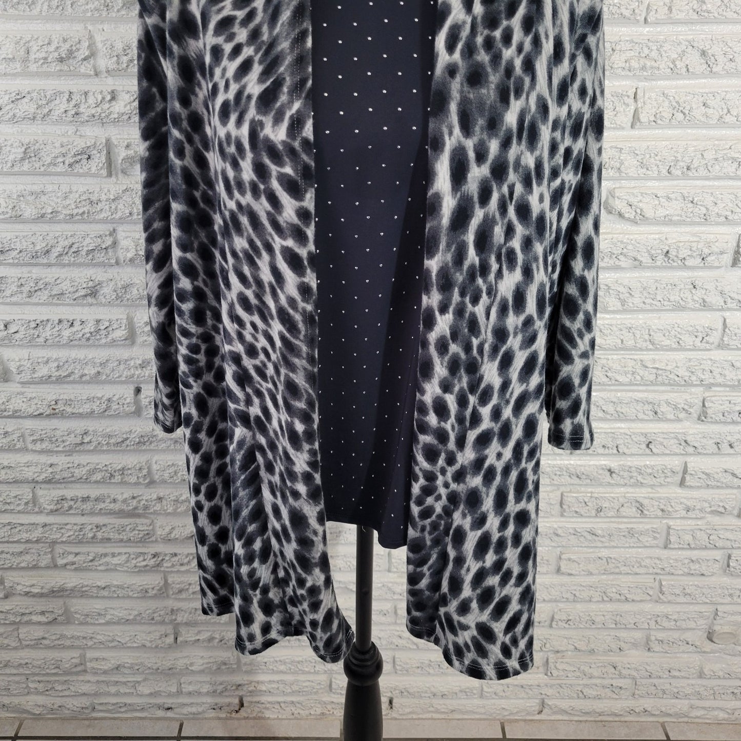 Cathy Daniels Women Top XL Tunic Knit 3/4 Sleeve Black Gray Animal Print Studded