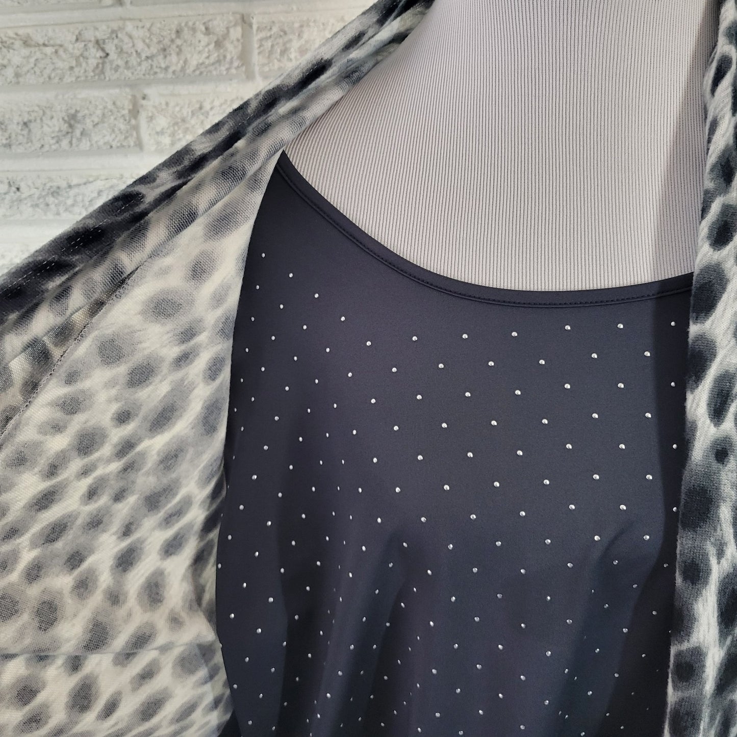 Cathy Daniels Women Top XL Tunic Knit 3/4 Sleeve Black Gray Animal Print Studded