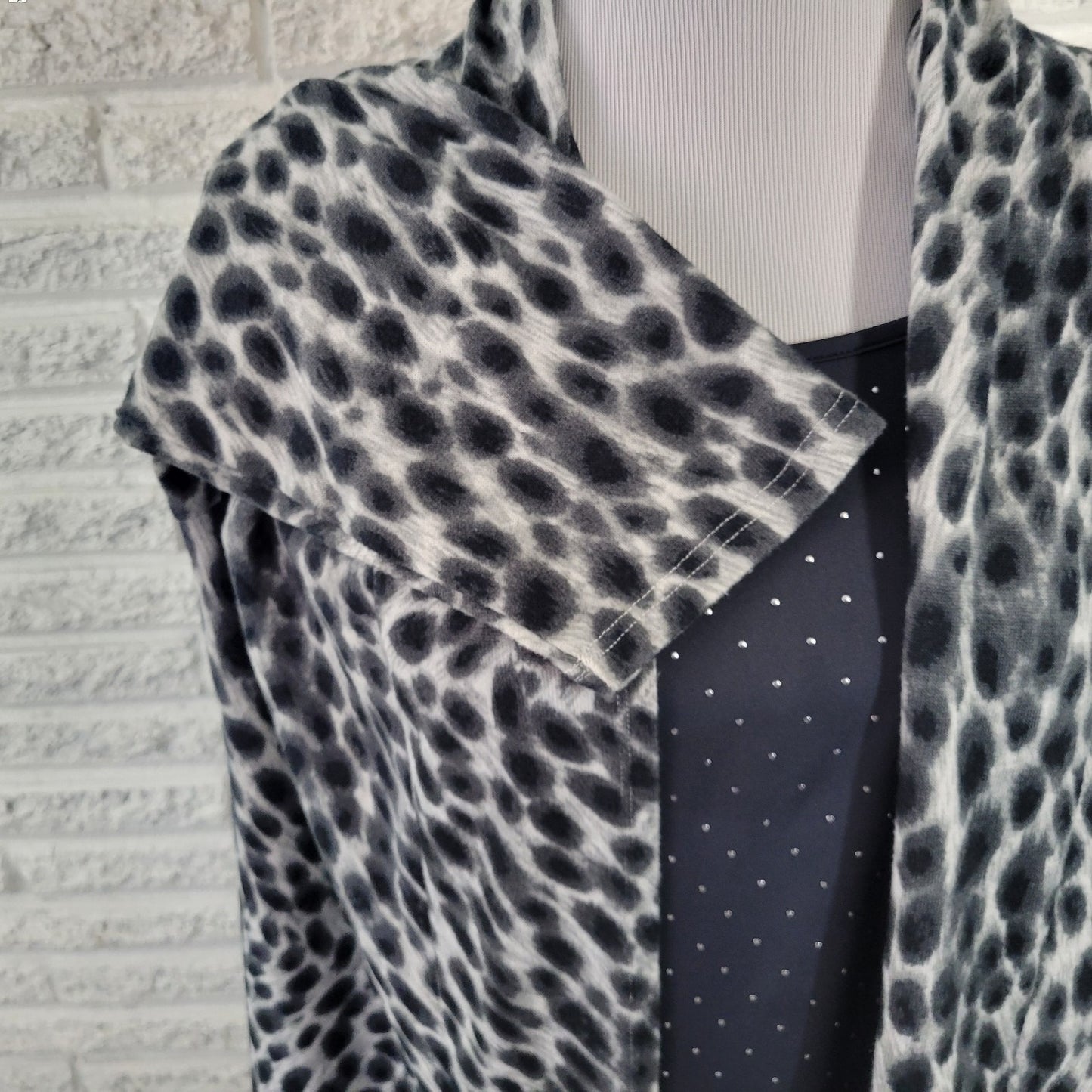 Cathy Daniels Women Top XL Tunic Knit 3/4 Sleeve Black Gray Animal Print Studded