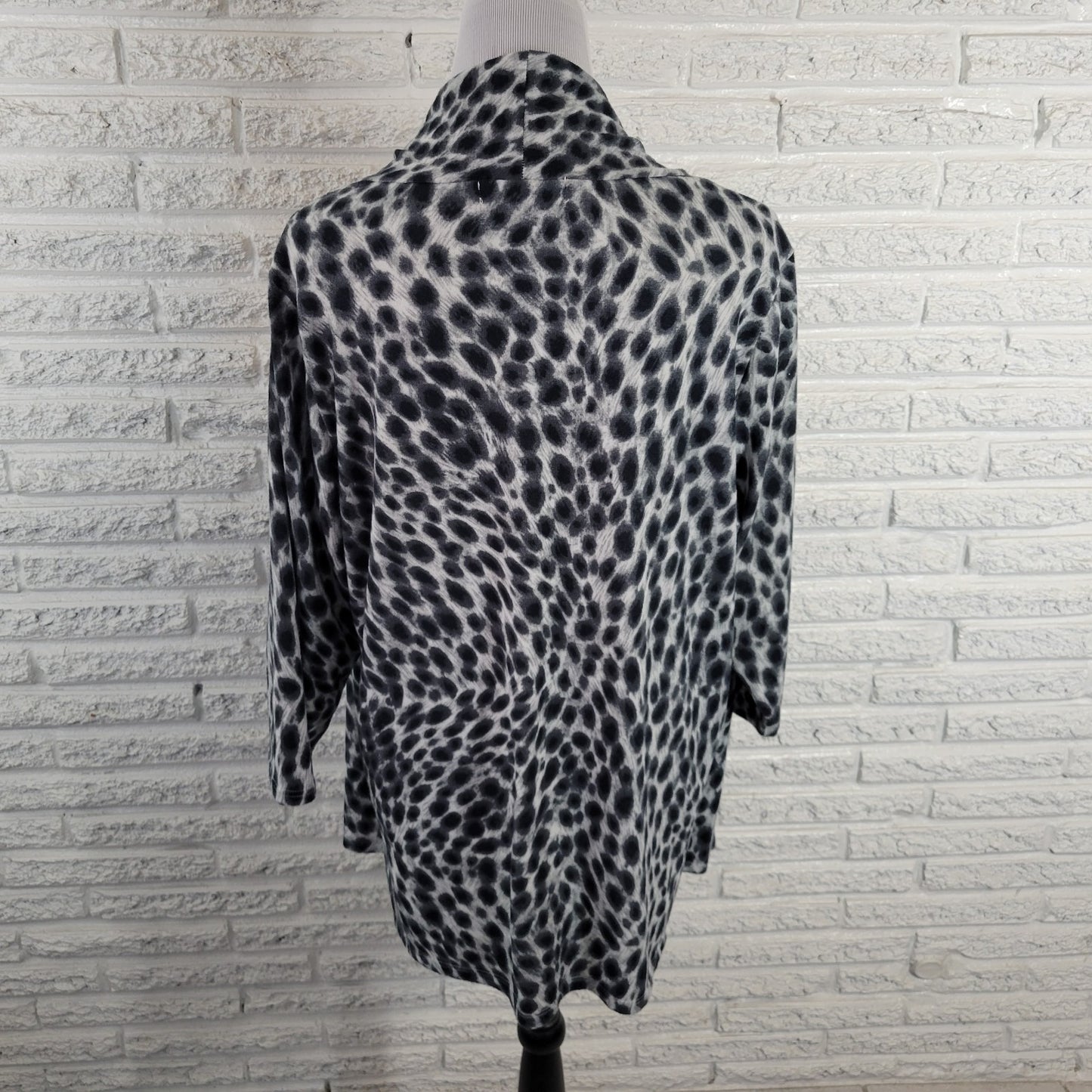 Cathy Daniels Women Top XL Tunic Knit 3/4 Sleeve Black Gray Animal Print Studded