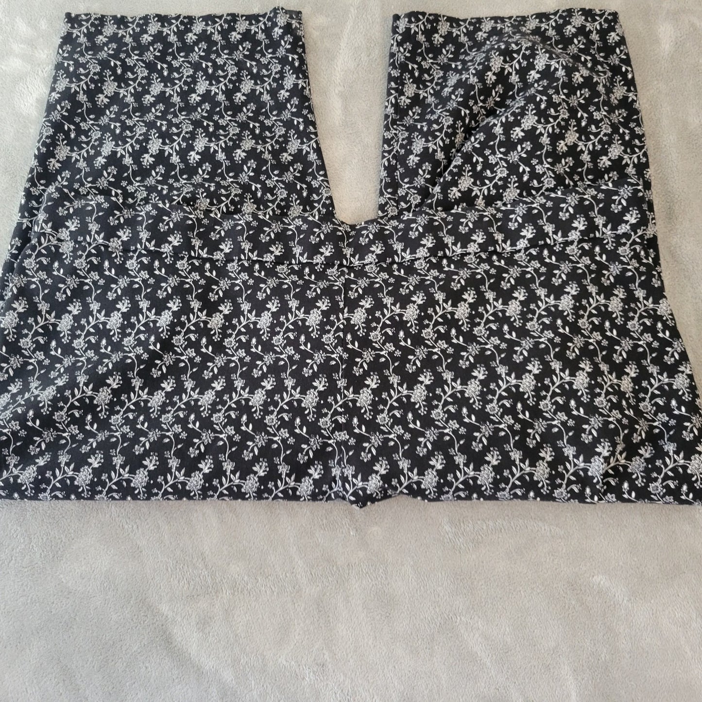 Avenue Womens Pants 28 Plus Capri Black White Floral Pull On Casual Comfy